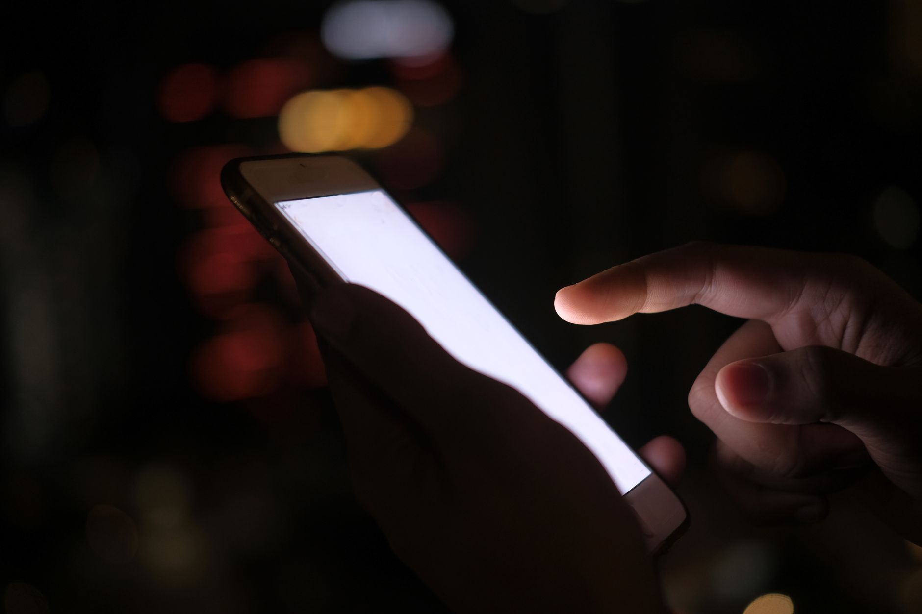 hand holding smartphone mail (Photo: Towfiqu barbhuiya / Pexels)