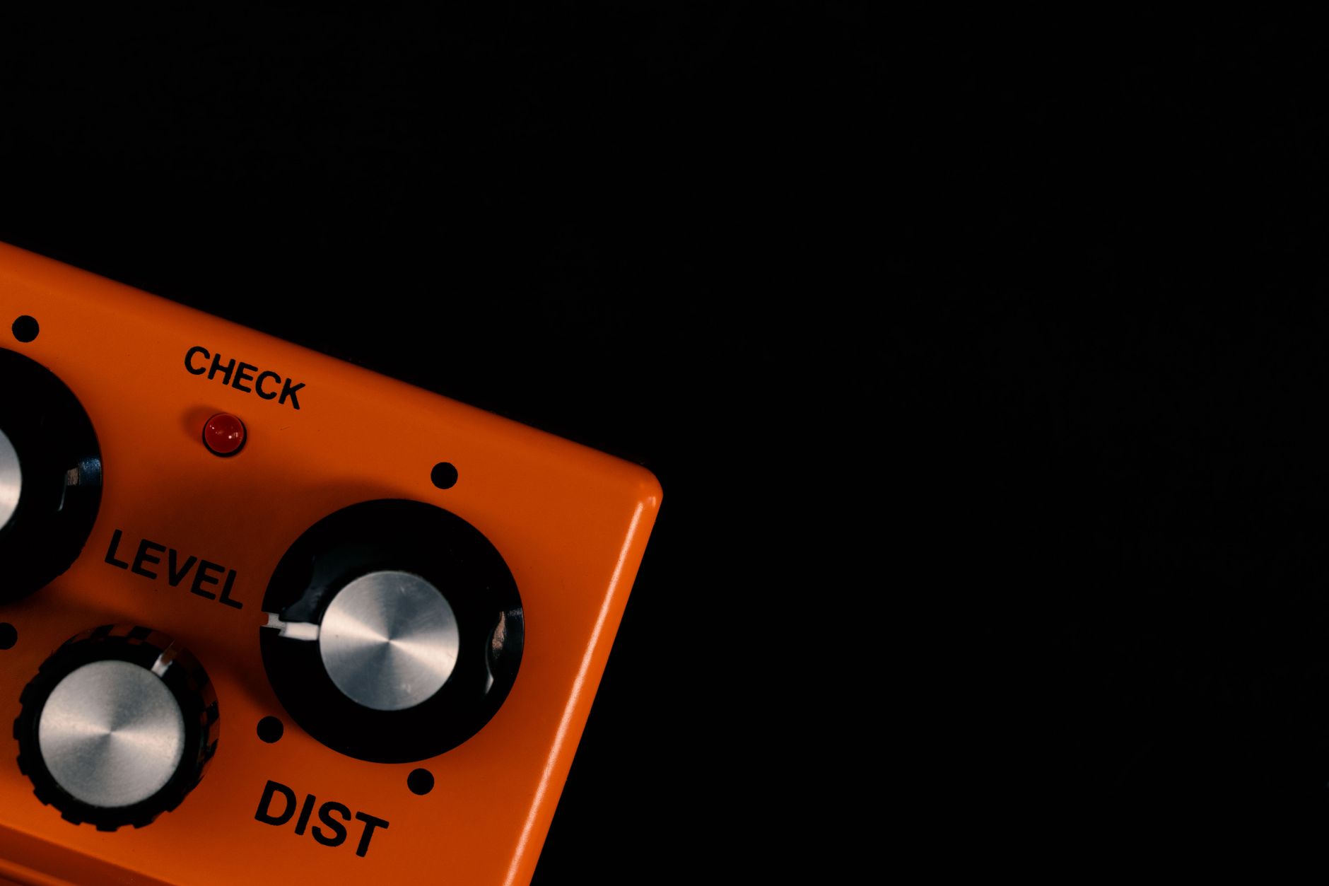 guitar pedal knobs closeup (Photo: E / Pexels)
