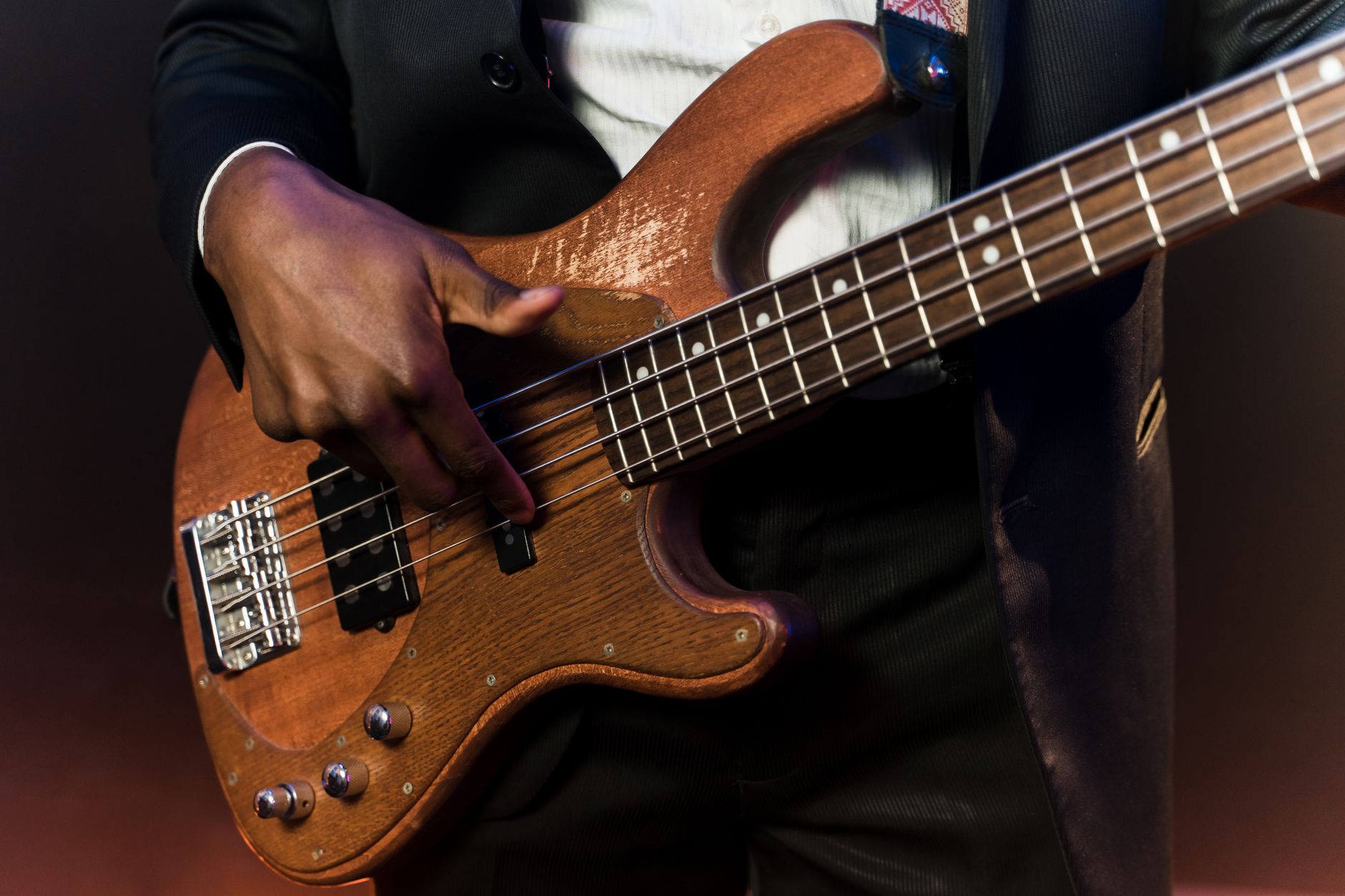 bass guitar fretboard hand (Photo: AI25.Studio  AI GENERATIVE / Pexels)
