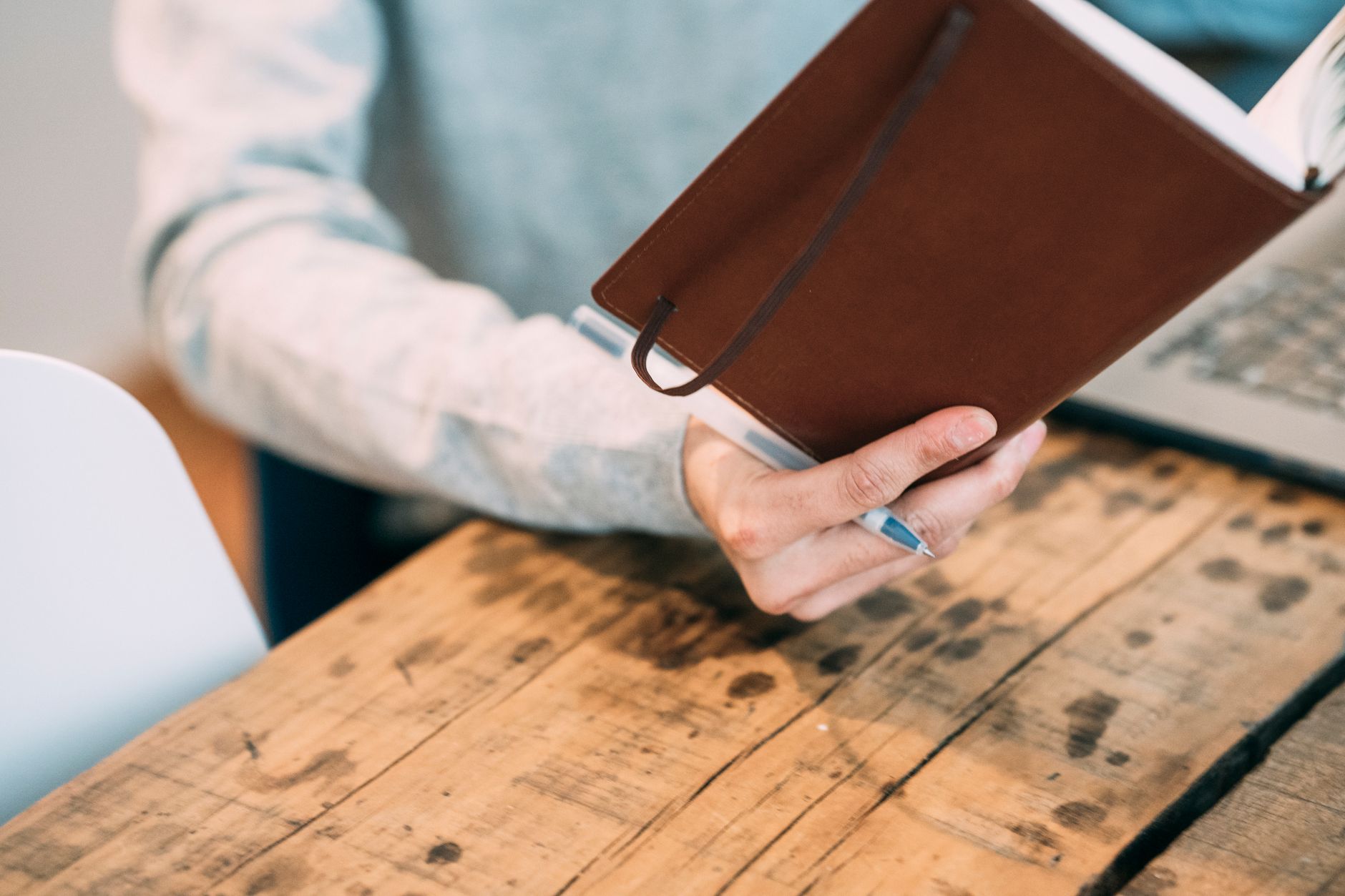 notebook planning desk (Photo: Greta Hoffman / Pexels)