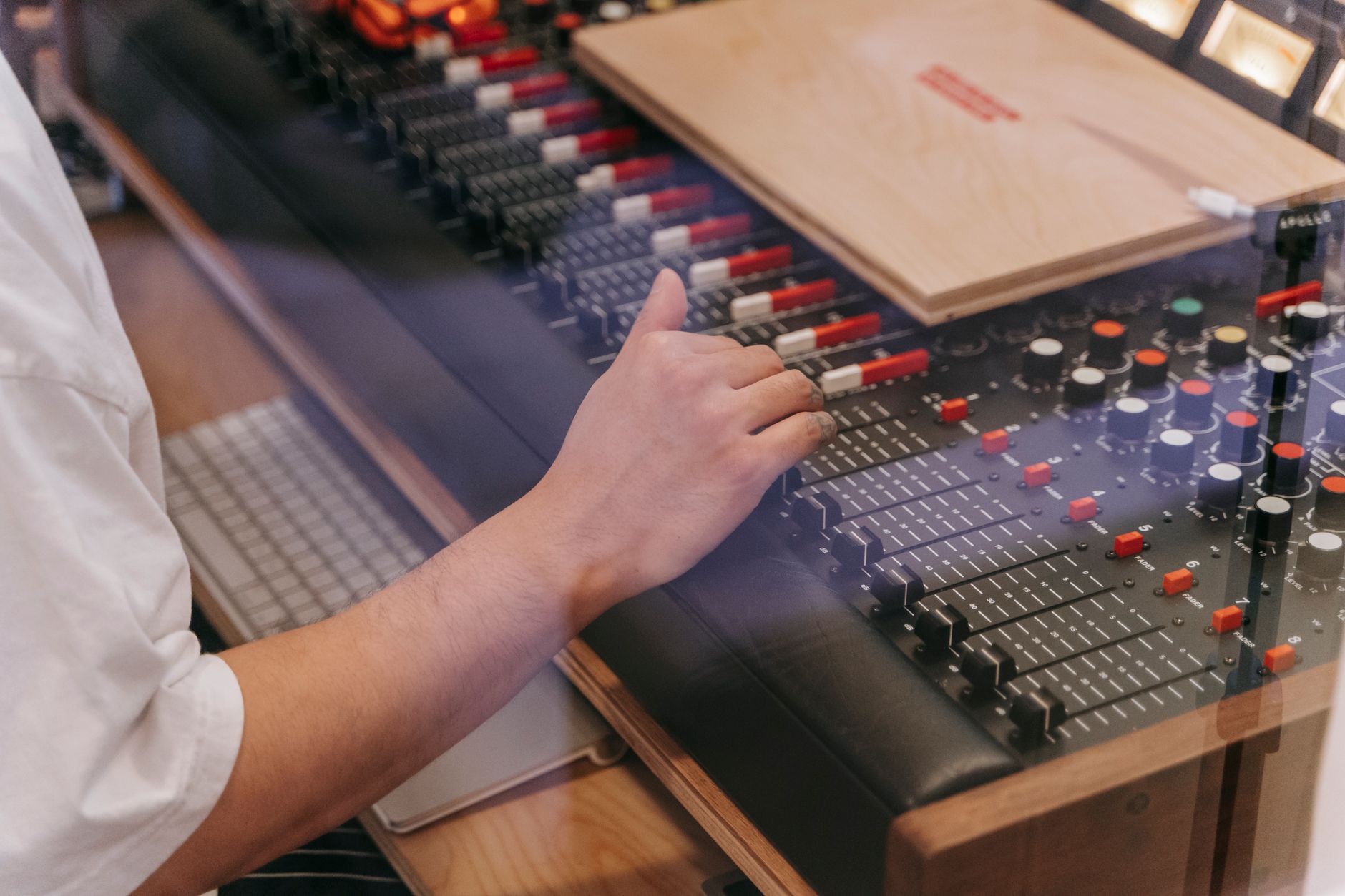 metronome music studio desk (Photo: Anna Pou / Pexels)