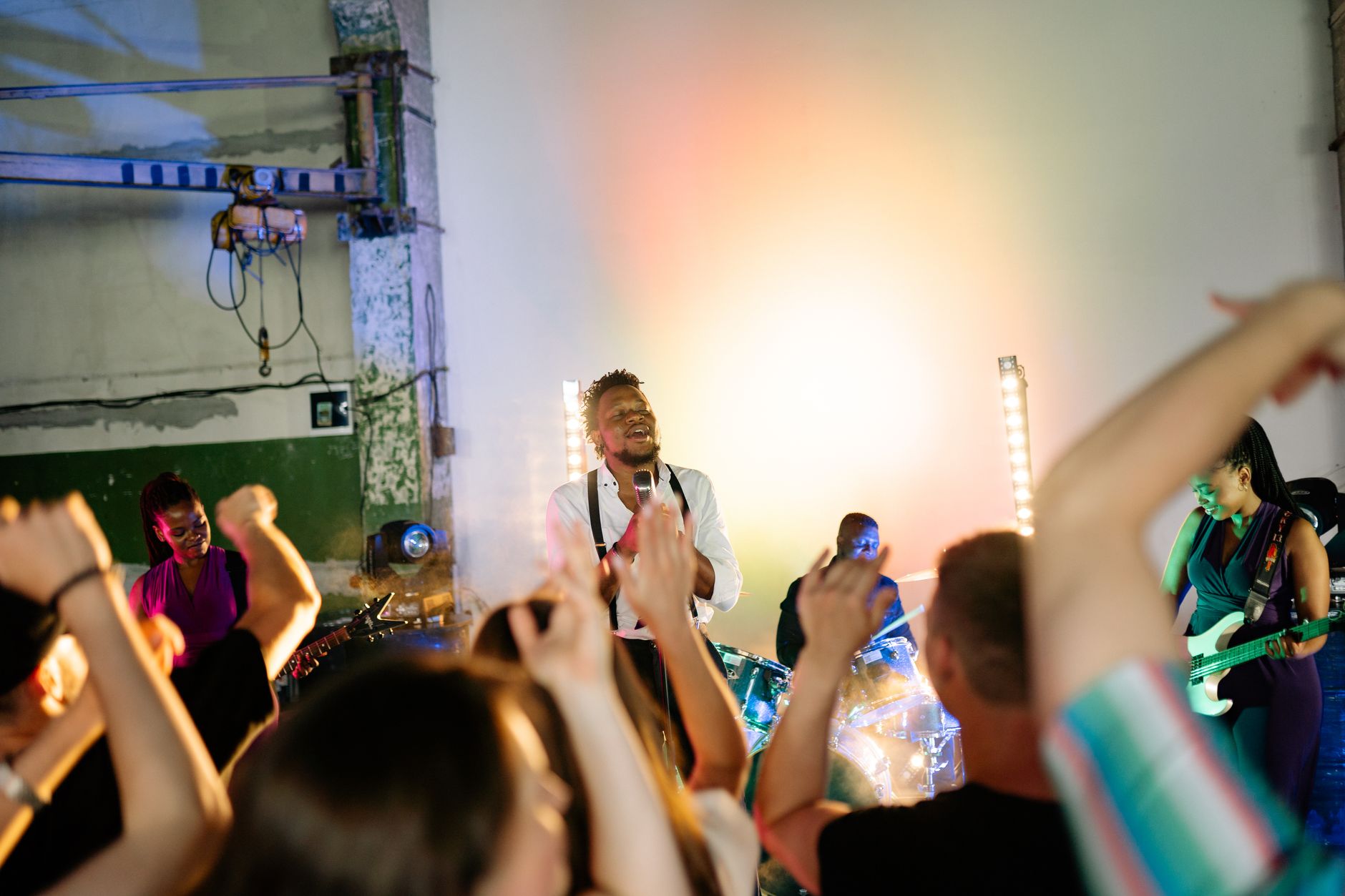 live band small venue audience (Photo: Yan Krukau / Pexels)