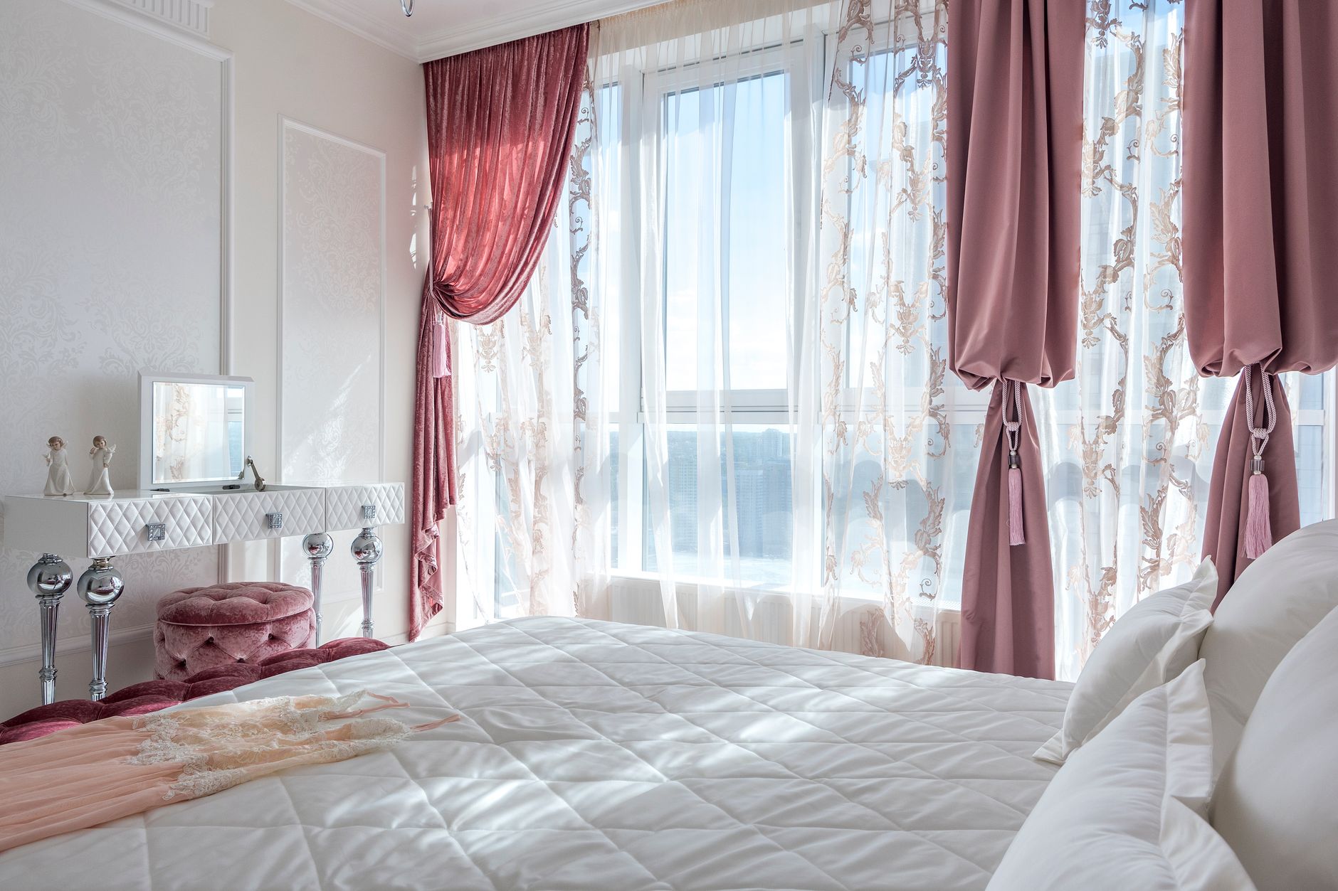 thick blanket curtain room (Photo: Max Vakhtbovych / Pexels)