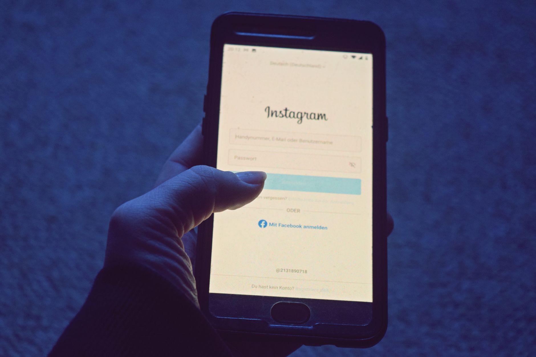 phone social media profile (Photo: Wolfs Rib / Pexels)