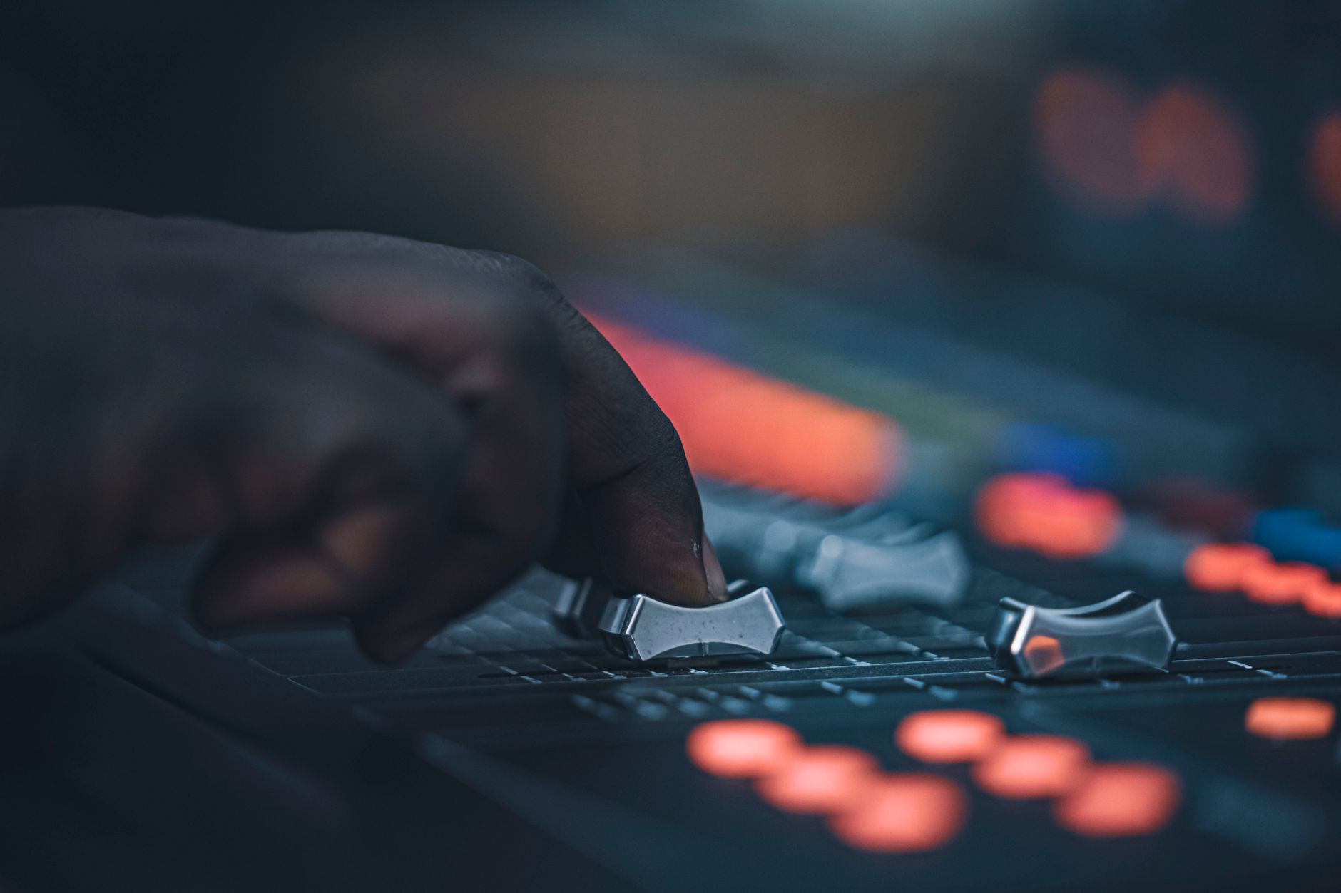 sound engineer mixing console (Photo: Elvis KAMBIRE / Pexels)
