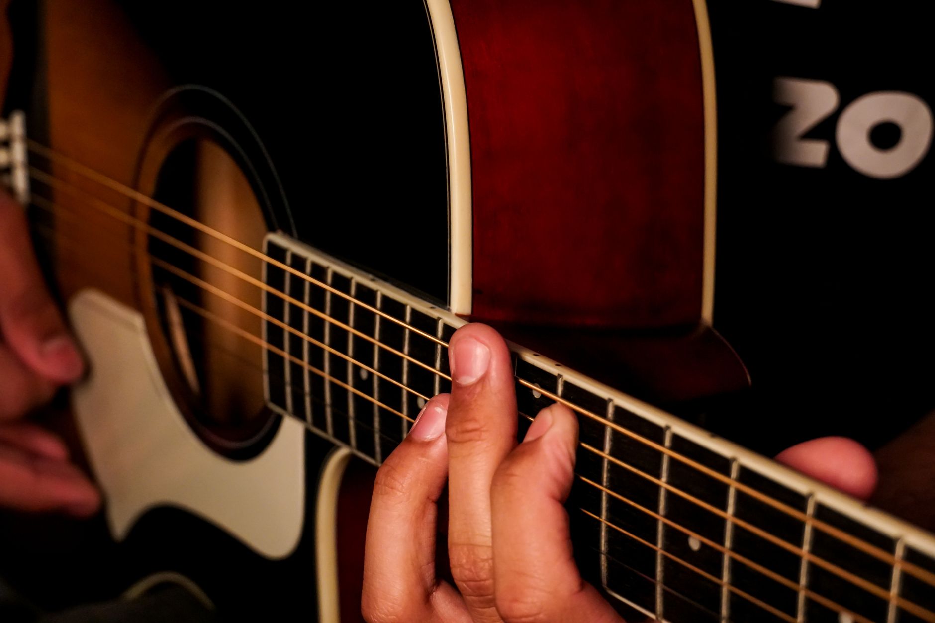 hands guitar fretboard practice (Photo: Caique Araujo / Pexels)