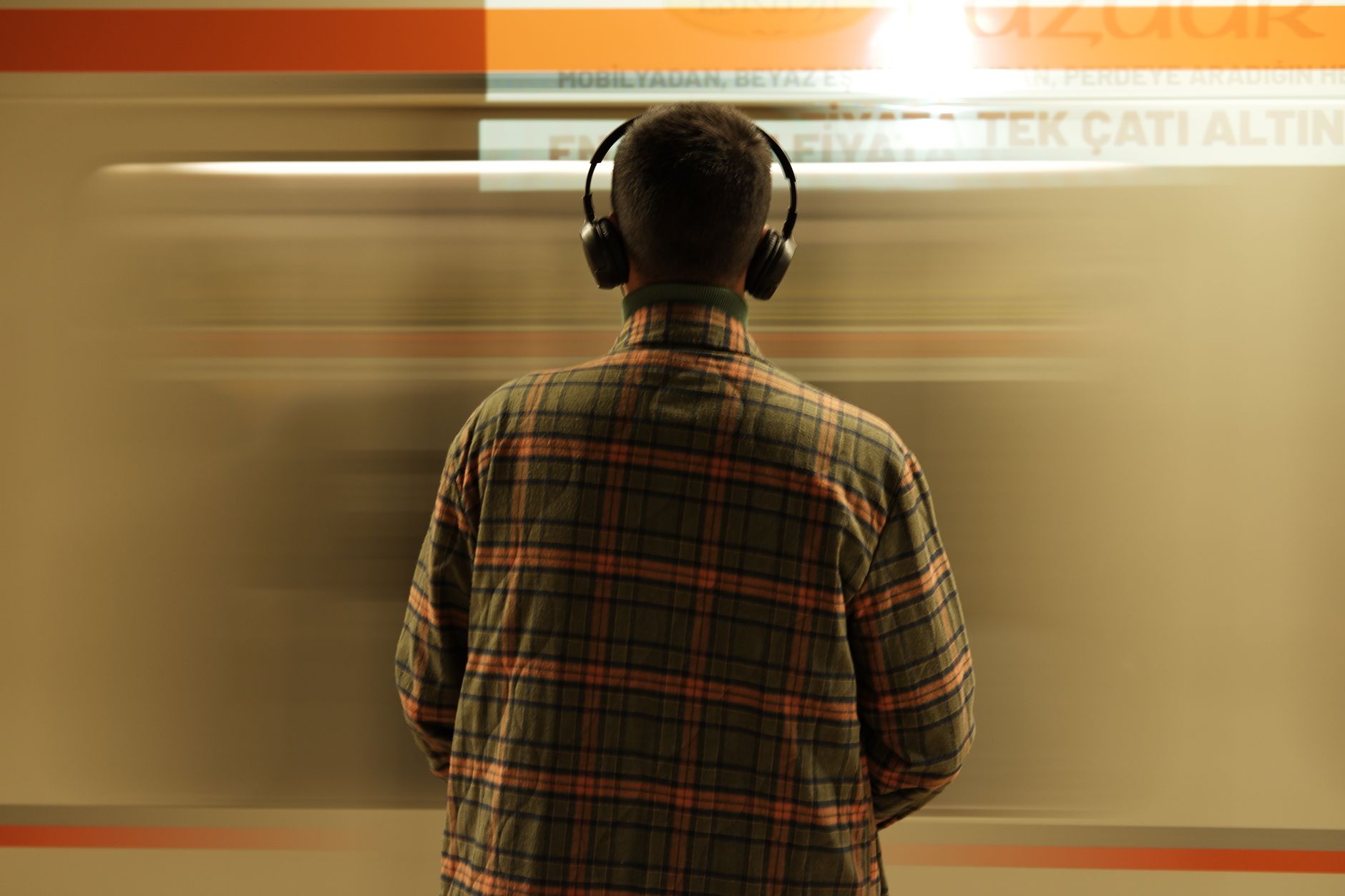 person listening headphones city (Photo: Beyzaa Yurtkuran / Pexels)