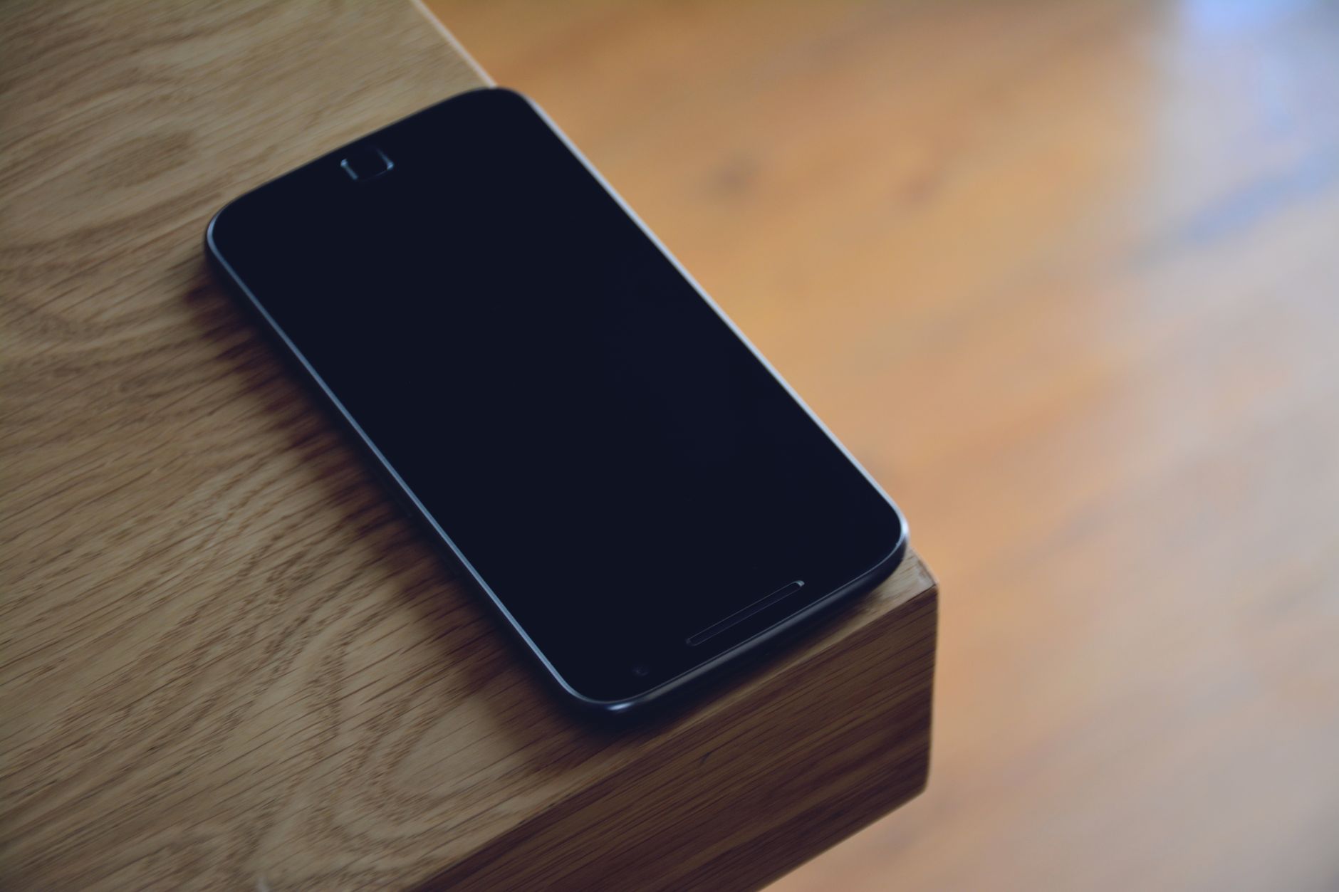 phone screen putting down table (Photo: John (Giannis) Tekeridis / Pexels)