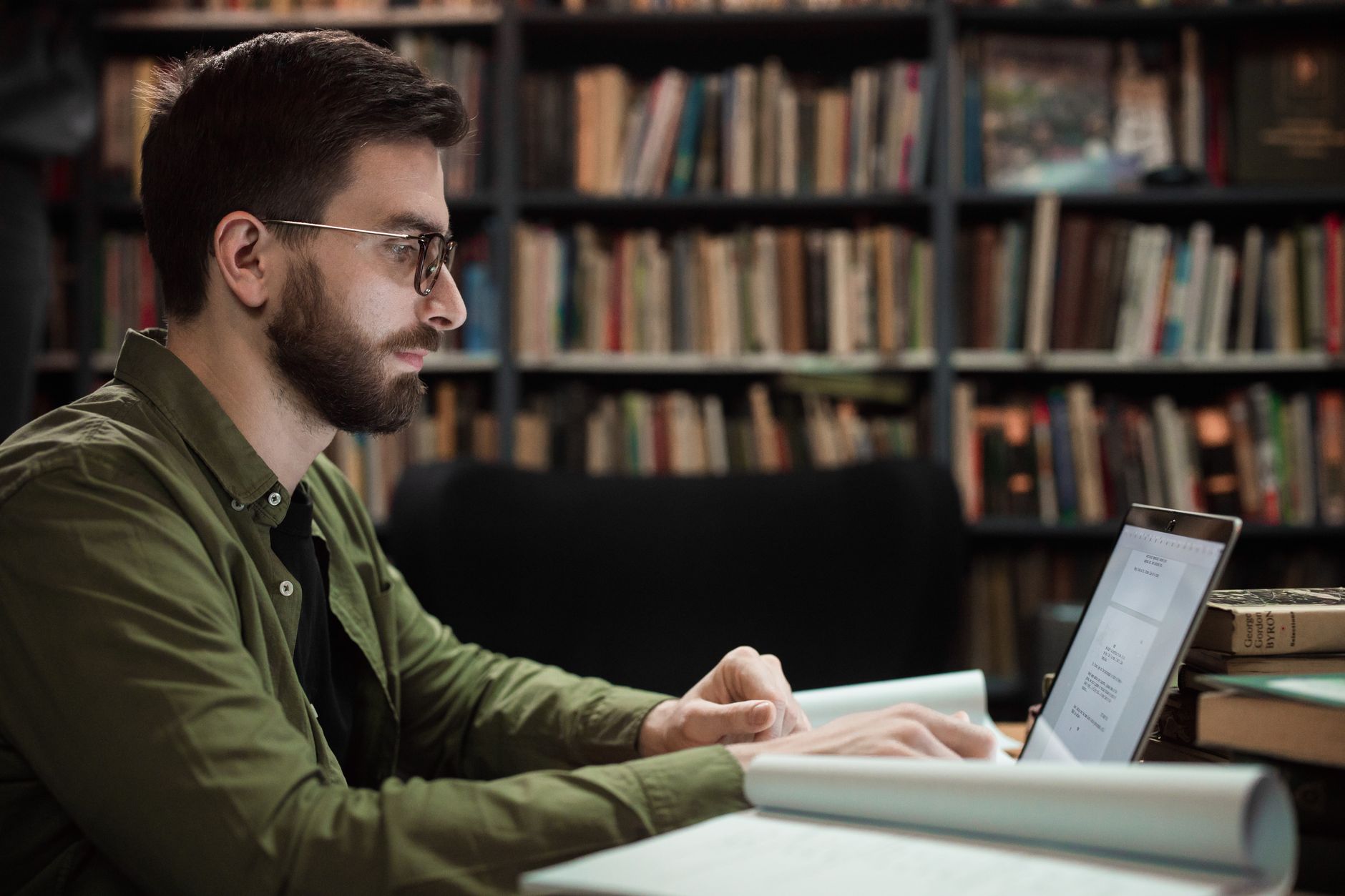 laptop browsing library music (Photo: Ron Lach / Pexels)