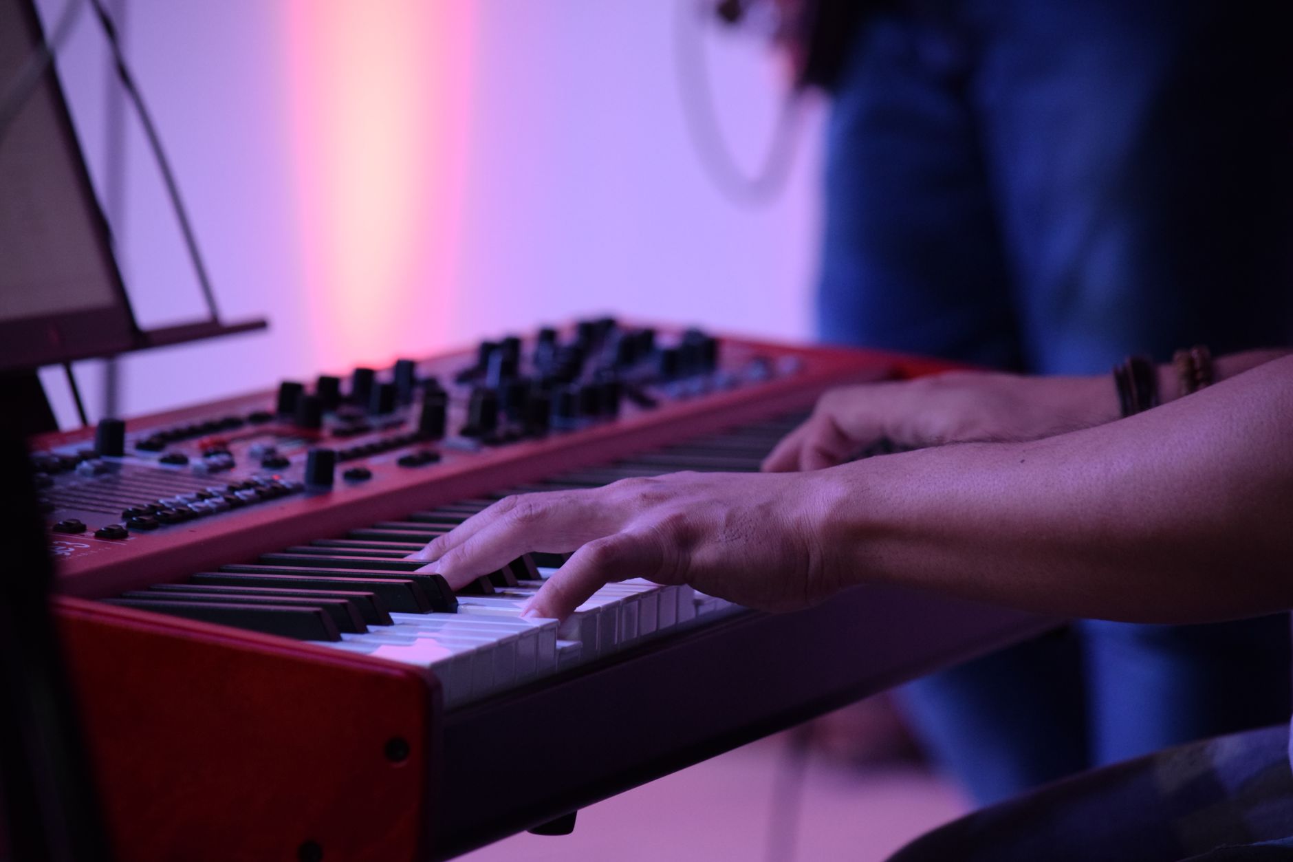 stage piano keyboard concert (Photo: Pigeon Mayunashi / Pexels)