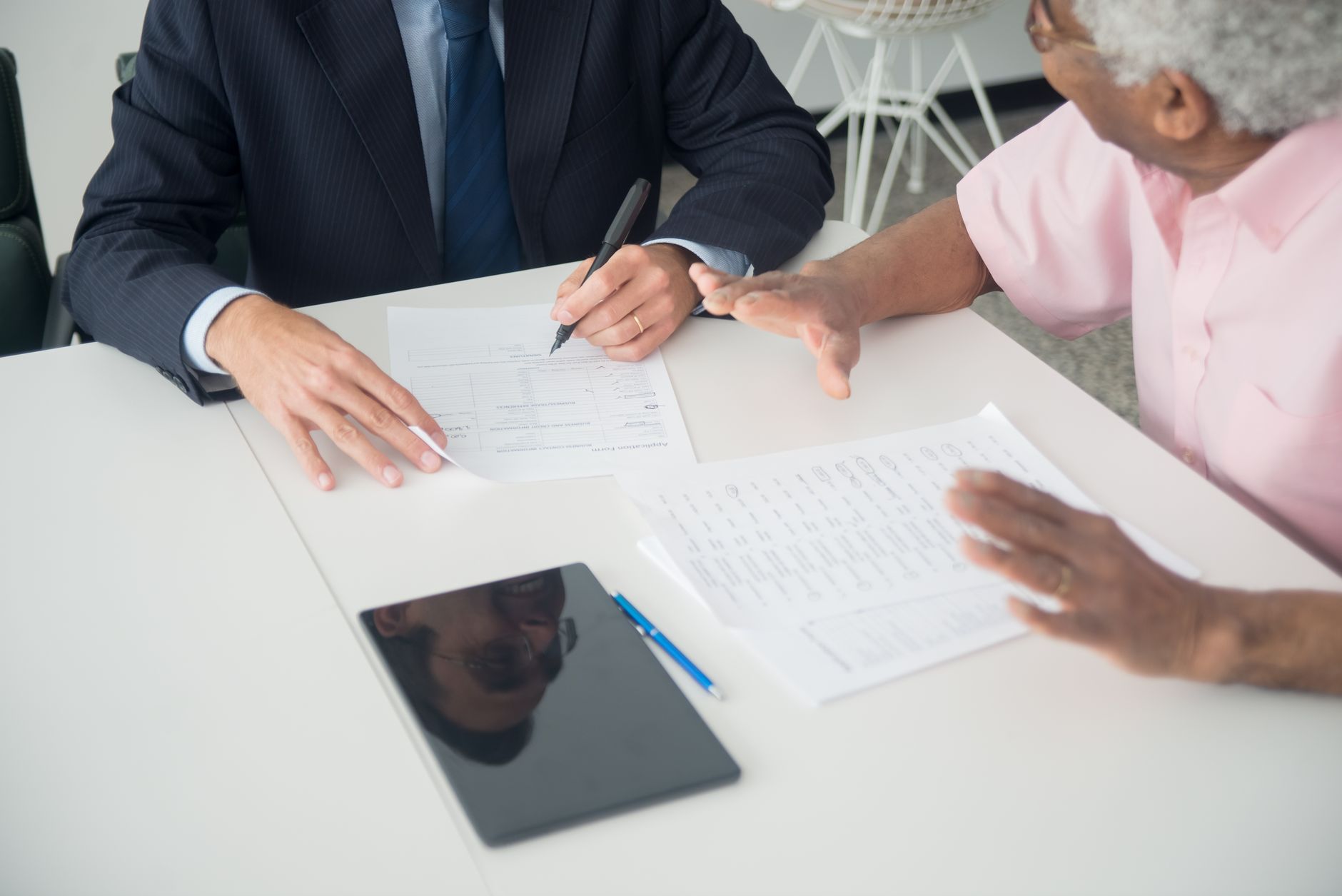 contract documents two options (Photo: Kampus Production / Pexels)