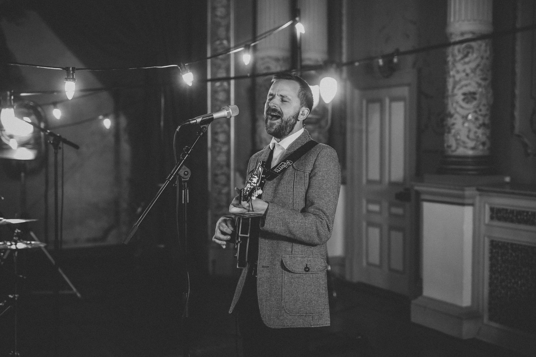solo acoustic singer stage (Photo: Music HQ / Pexels)