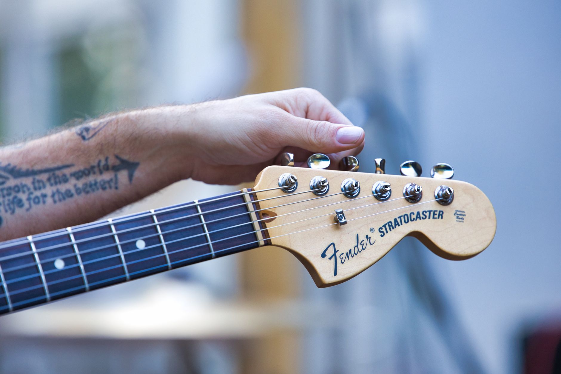 tuning guitar peg hands (Photo: Stepan Vrany / Pexels)