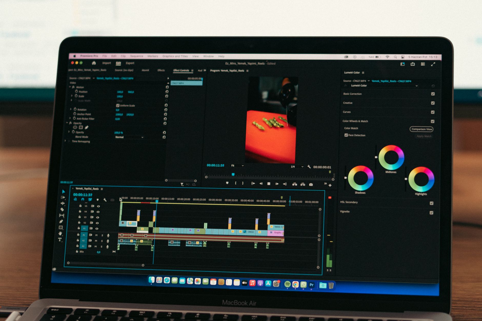 video editing laptop timeline (Photo: Muhammed Çetinkaya / Pexels)