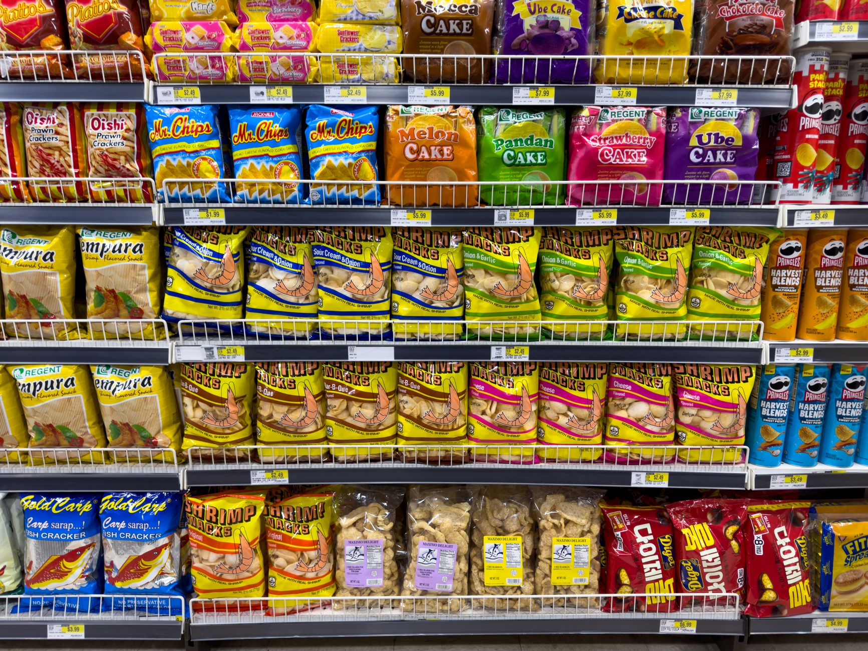 convenience store food shelf (Photo: Allen Boguslavsky / Pexels)