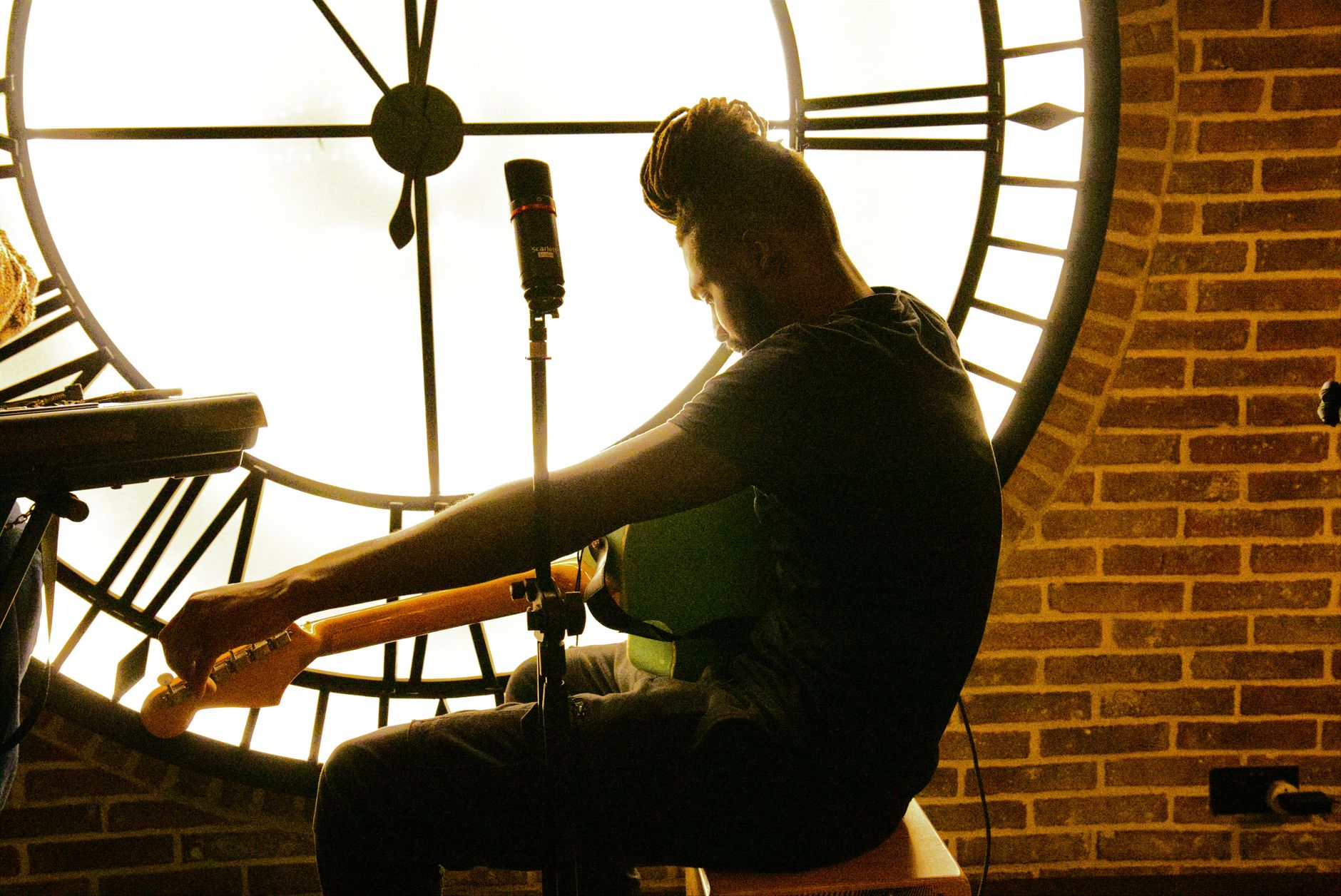 singer guitar cafe window light (Photo: Imagodei Studios / Pexels)