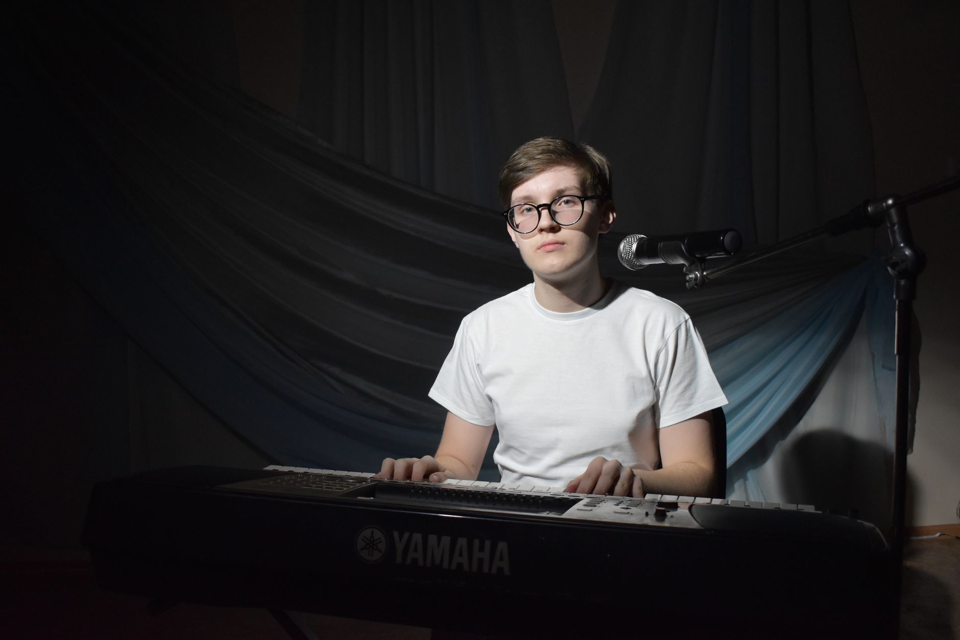 vocalist practicing piano keyboard (Photo: Денис Костянко / Pexels)