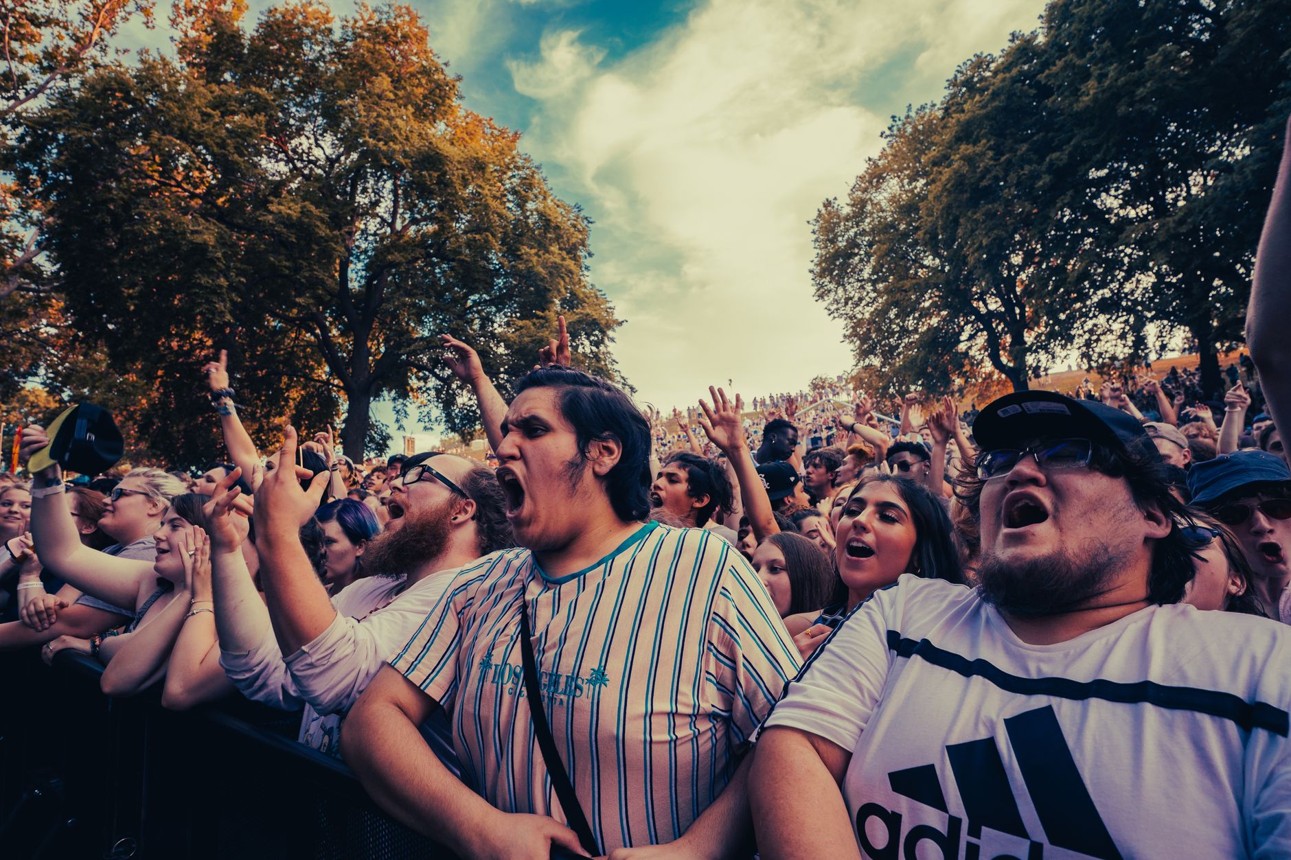 crowd cheering small concert (Photo: Michael Kessel / Pexels)
