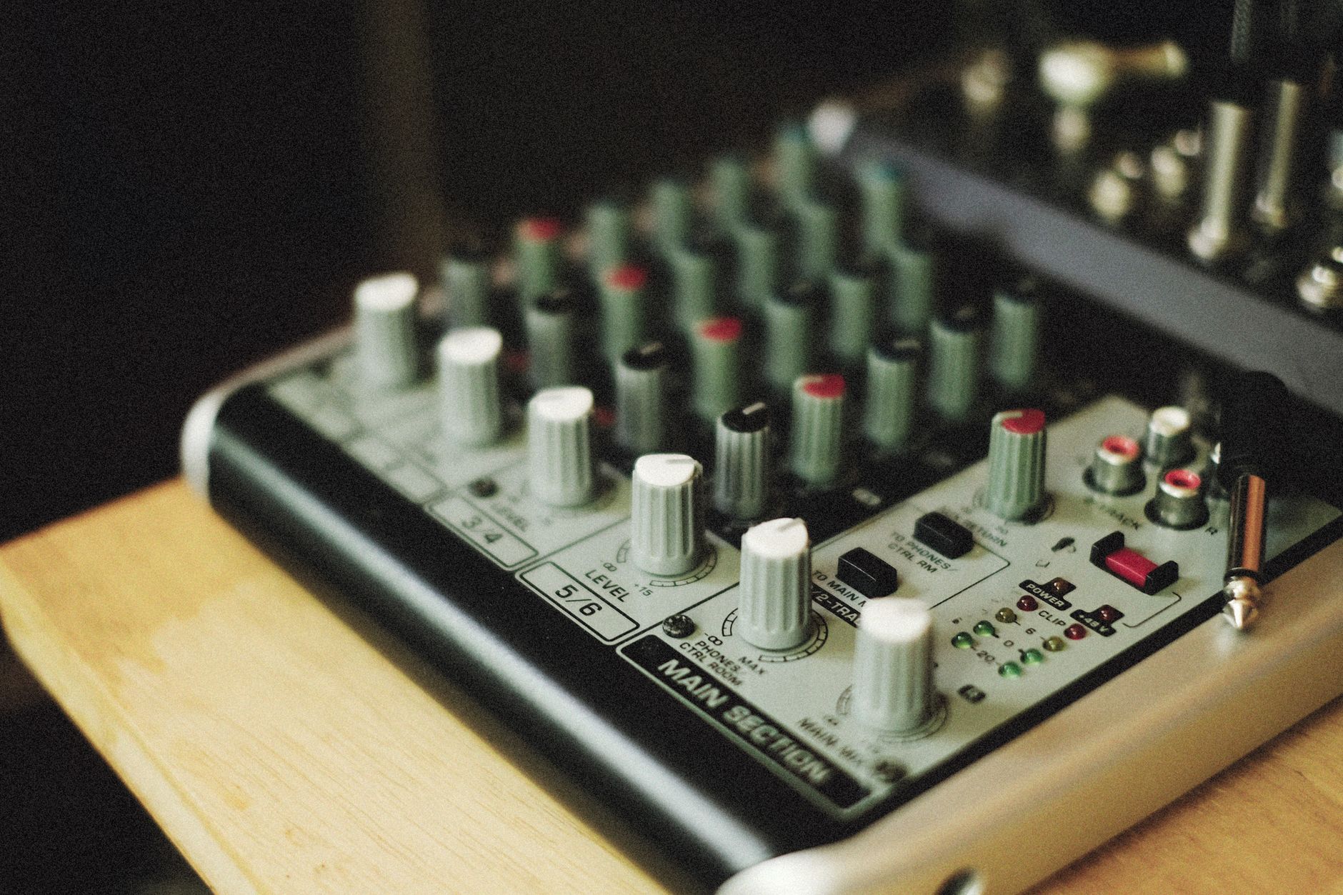 audio equipment desk simple (Photo: Alexey Demidov / Pexels)