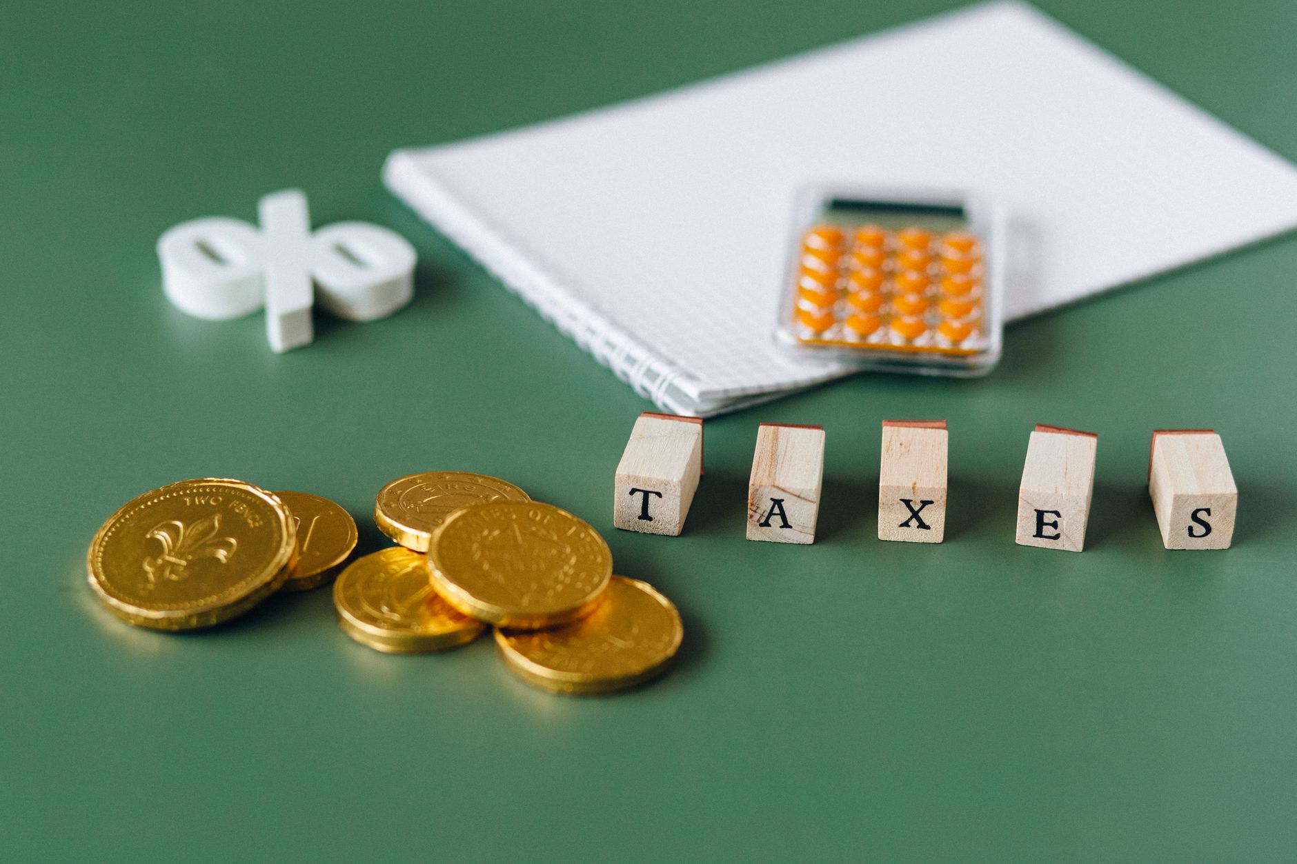 calculator notebook coins (Photo: Nataliya Vaitkevich / Pexels)
