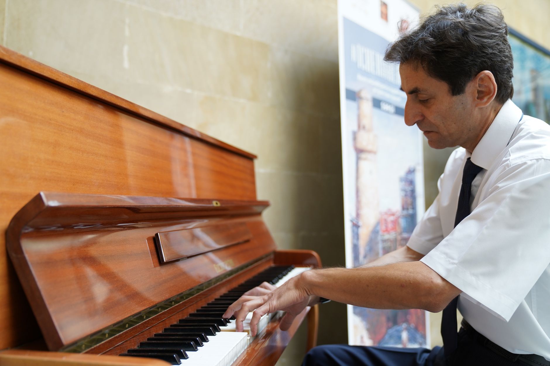 public piano station hall (Photo: Tahir Xəlfəquliyev / Pexels)