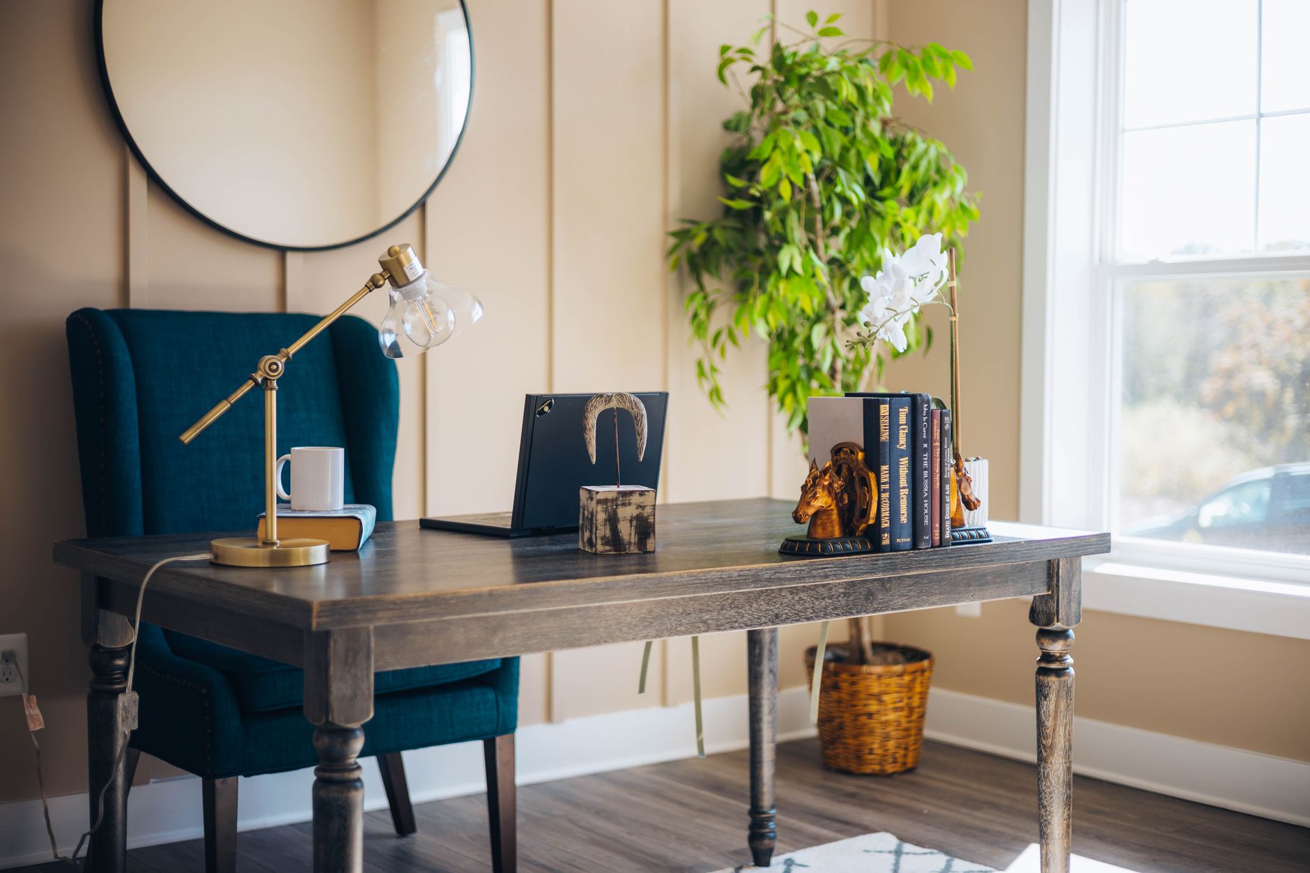 creative desk warm natural light (Photo: Samuel Peter / Pexels)