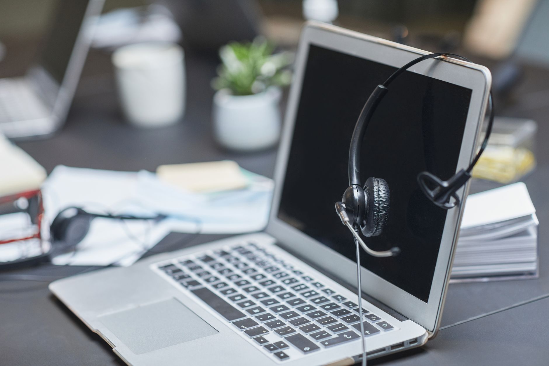 laptop headphones desk (Photo: Jep Gambardella / Pexels)