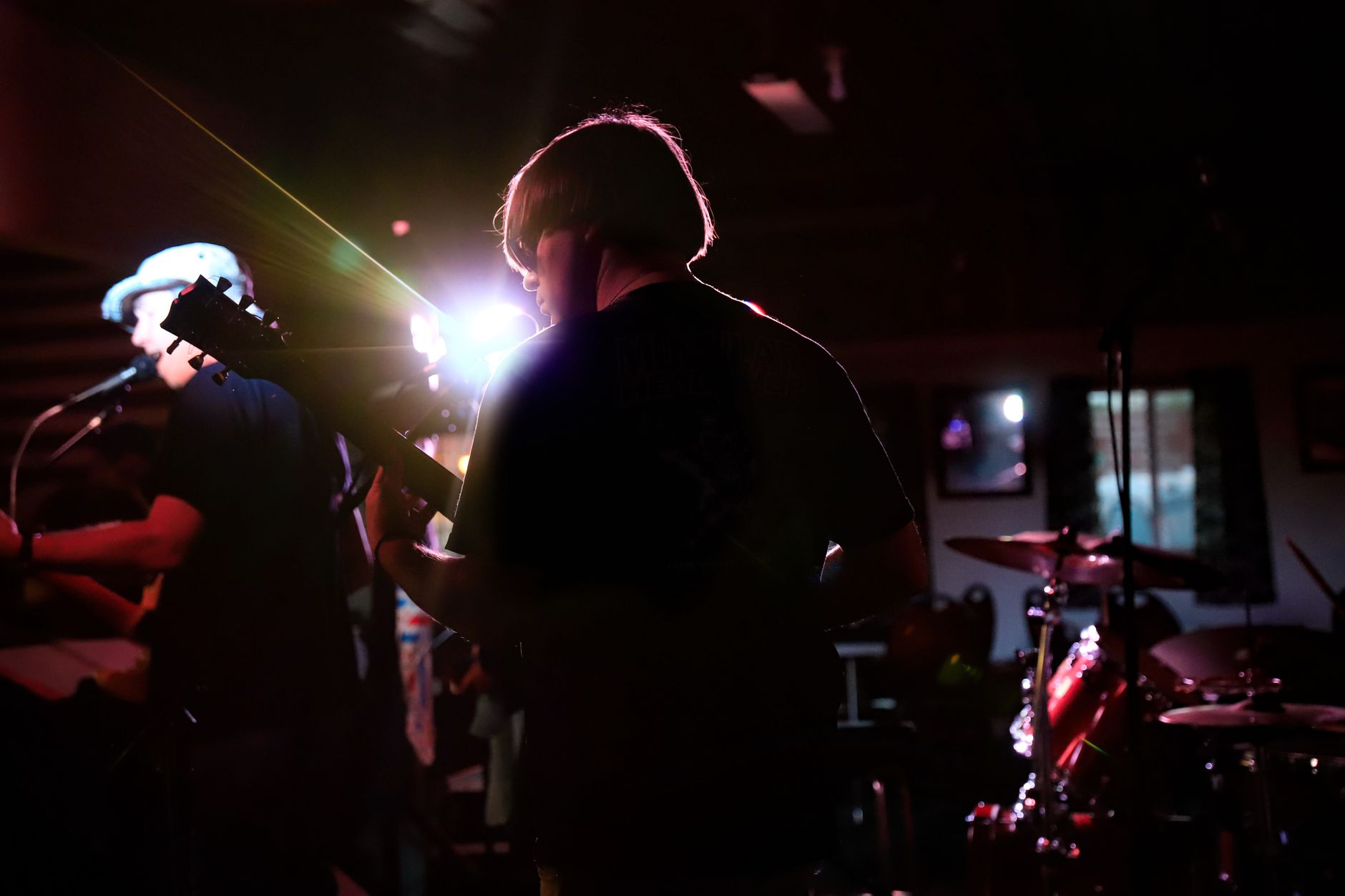 band performing small venue (Photo: Alexander  Hamilton / Pexels)