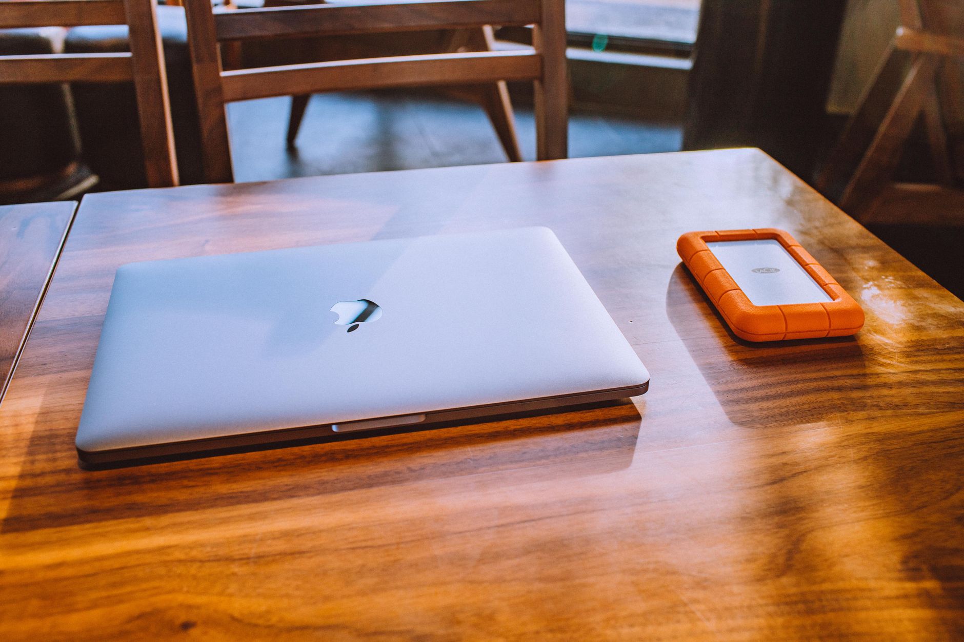 external hard drive desk (Photo: Luis Quintero / Pexels)