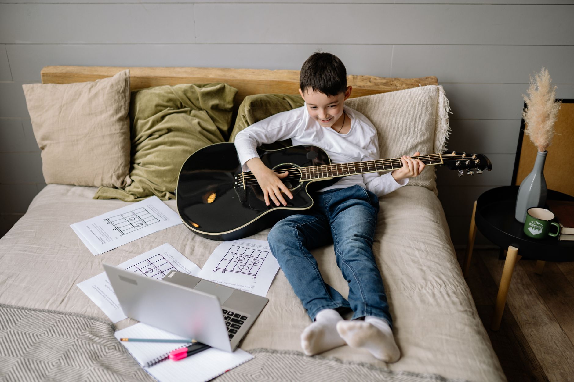 acoustic guitar laptop desk (Photo: Yan Krukau / Pexels)