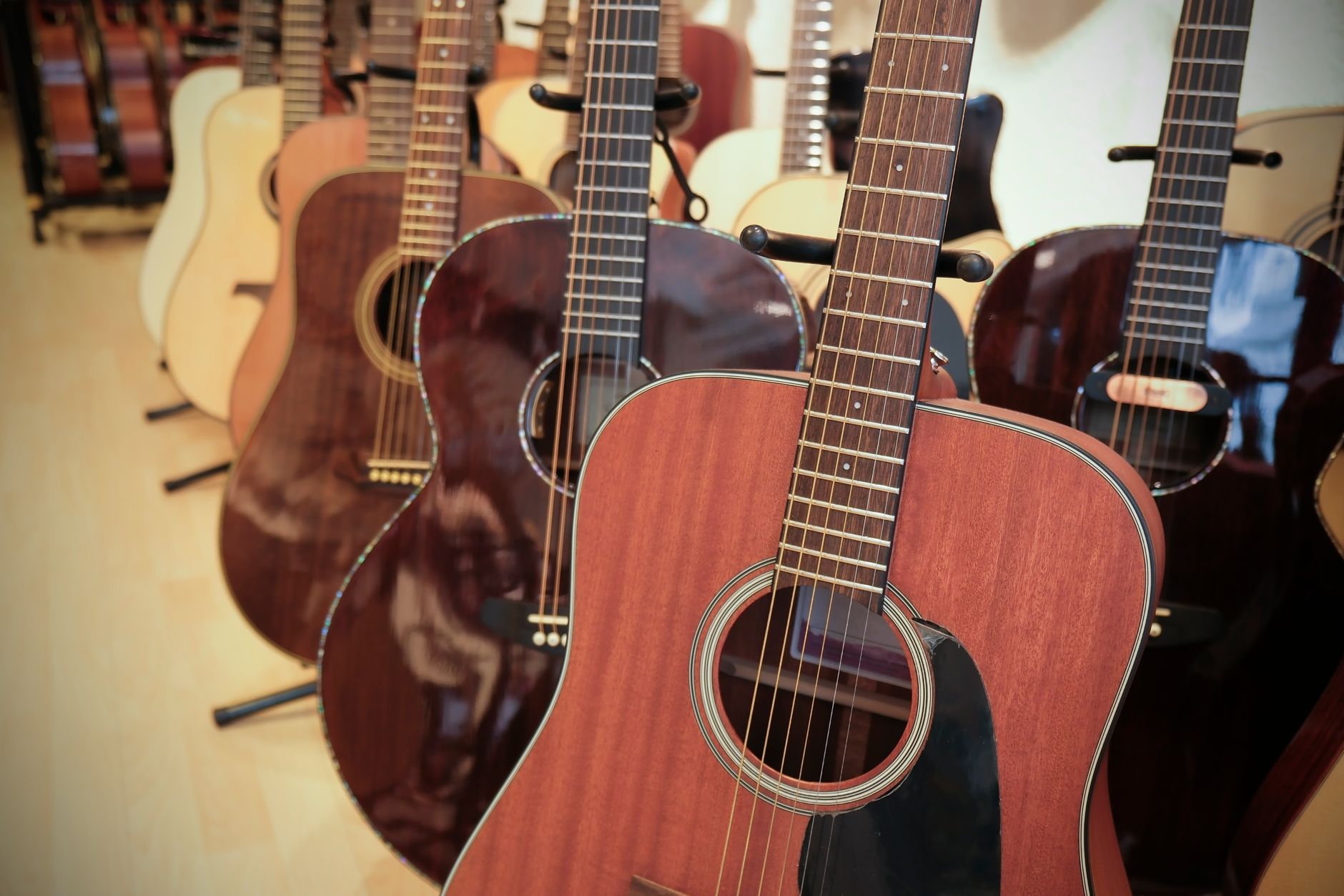 instrument cases music shop (Photo: Engin Sezer / Pexels)