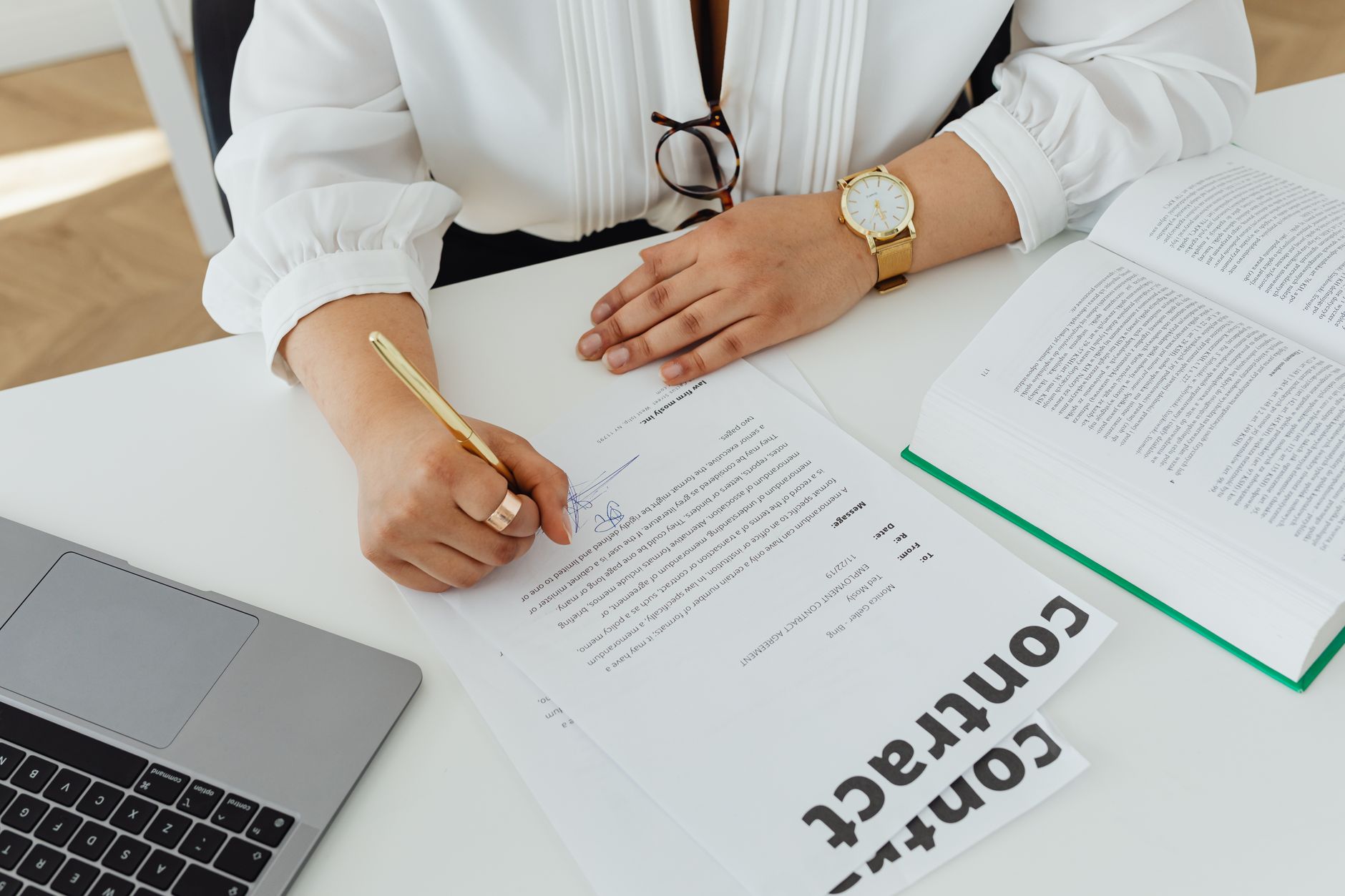 reading contract carefully (Photo: https://kaboompics.com/ / Pexels)