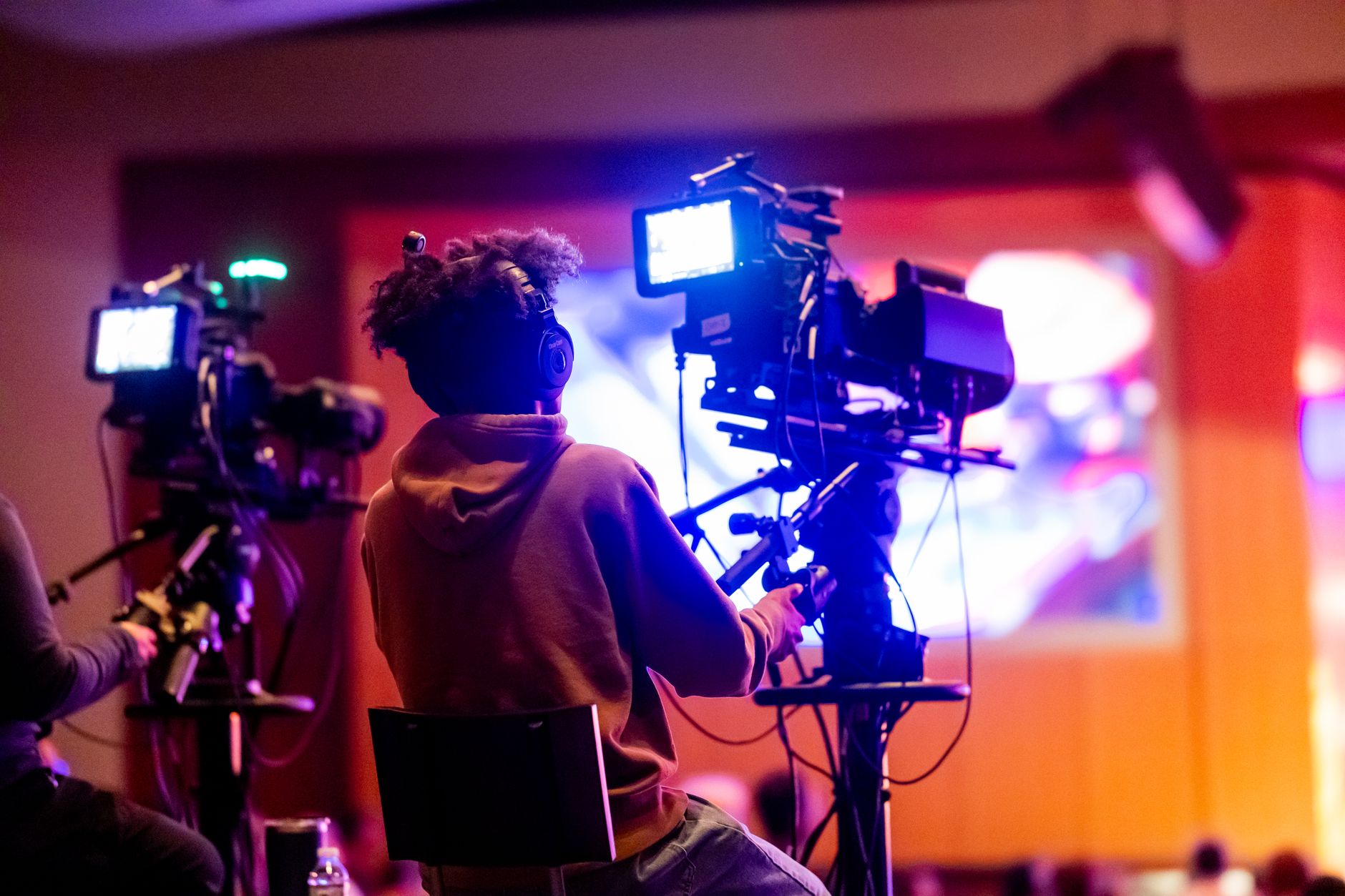camera operator filming concert (Photo: Caleb Oquendo / Pexels)