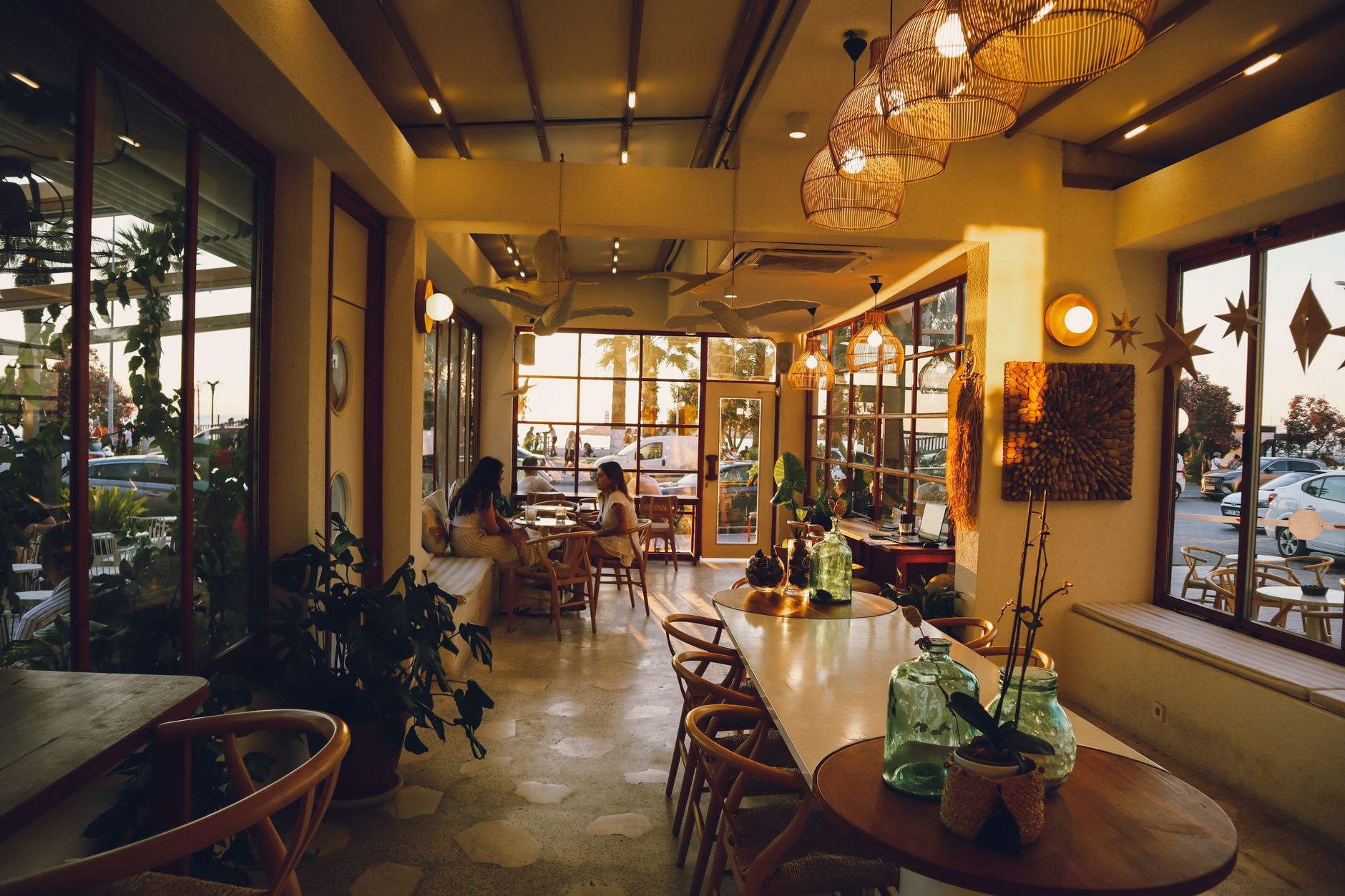 cozy cafe interior daylight (Photo: Kader Azra Namuslu / Pexels)