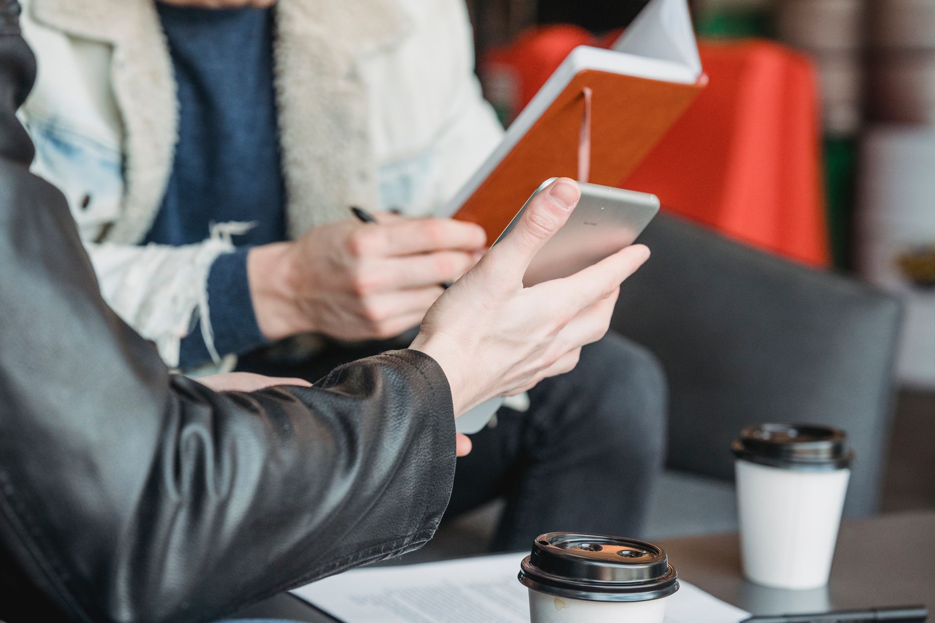 notebook discussion table cafe (Photo: Laura Tancredi / Pexels)