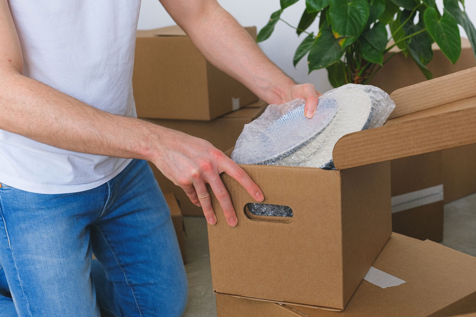 packing box bubble wrap (Photo: SHVETS production / Pexels)