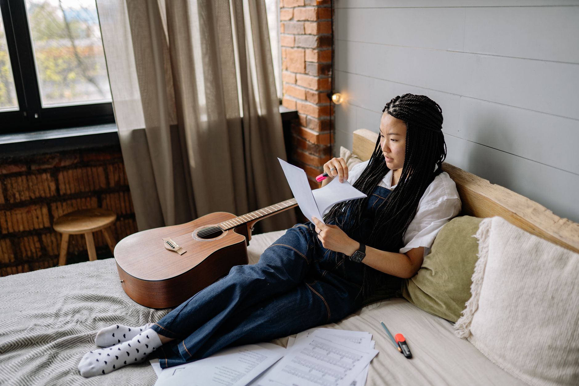 songwriter guitar notebook light (Photo: Yan Krukau / Pexels)