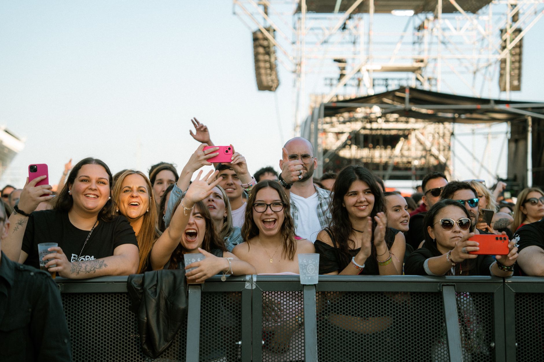 fans buying merch venue (Photo: Noland Live / Pexels)