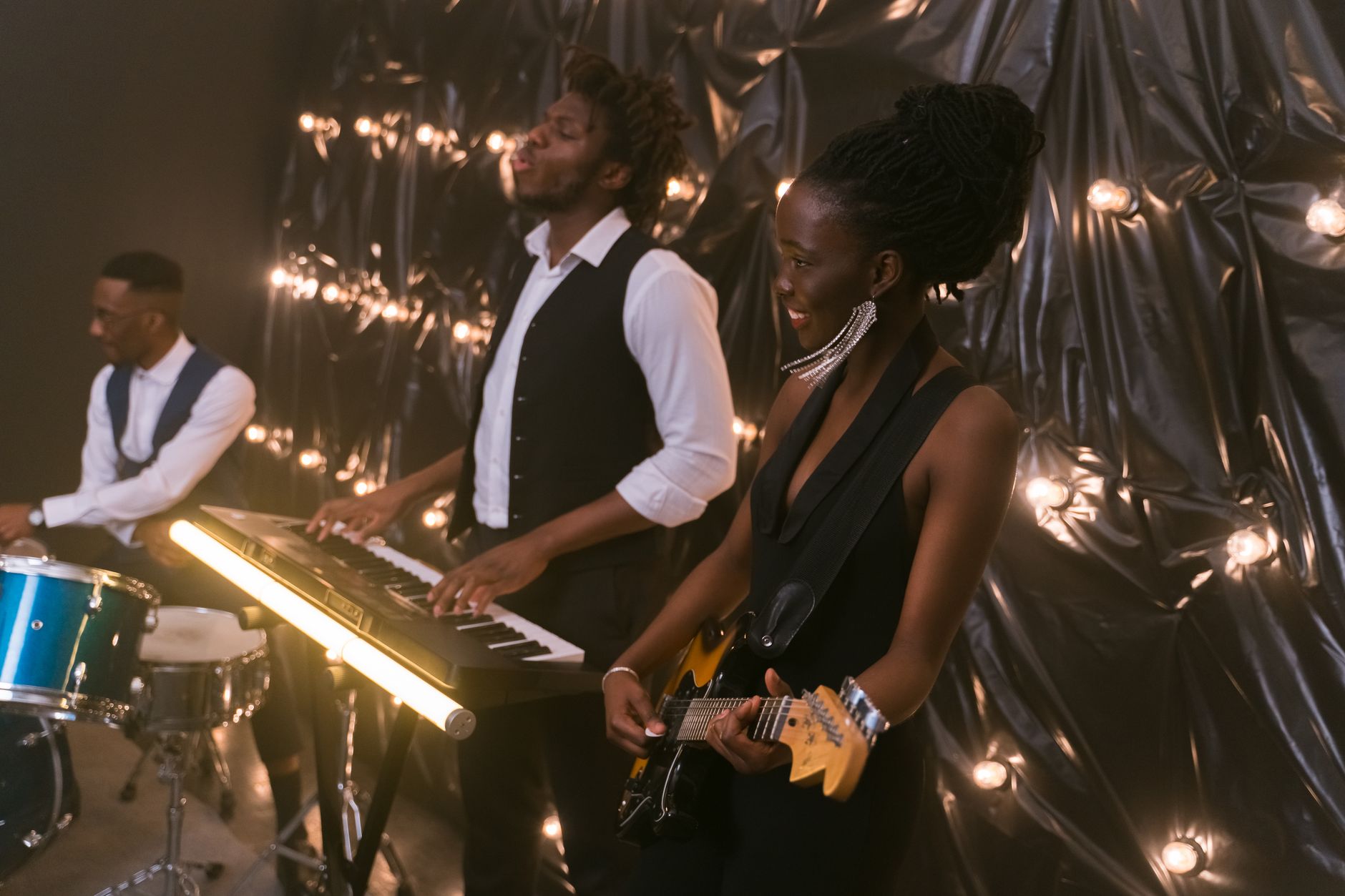 band members talking together (Photo: AI25.Studio AI GENERATIVE / Pexels)