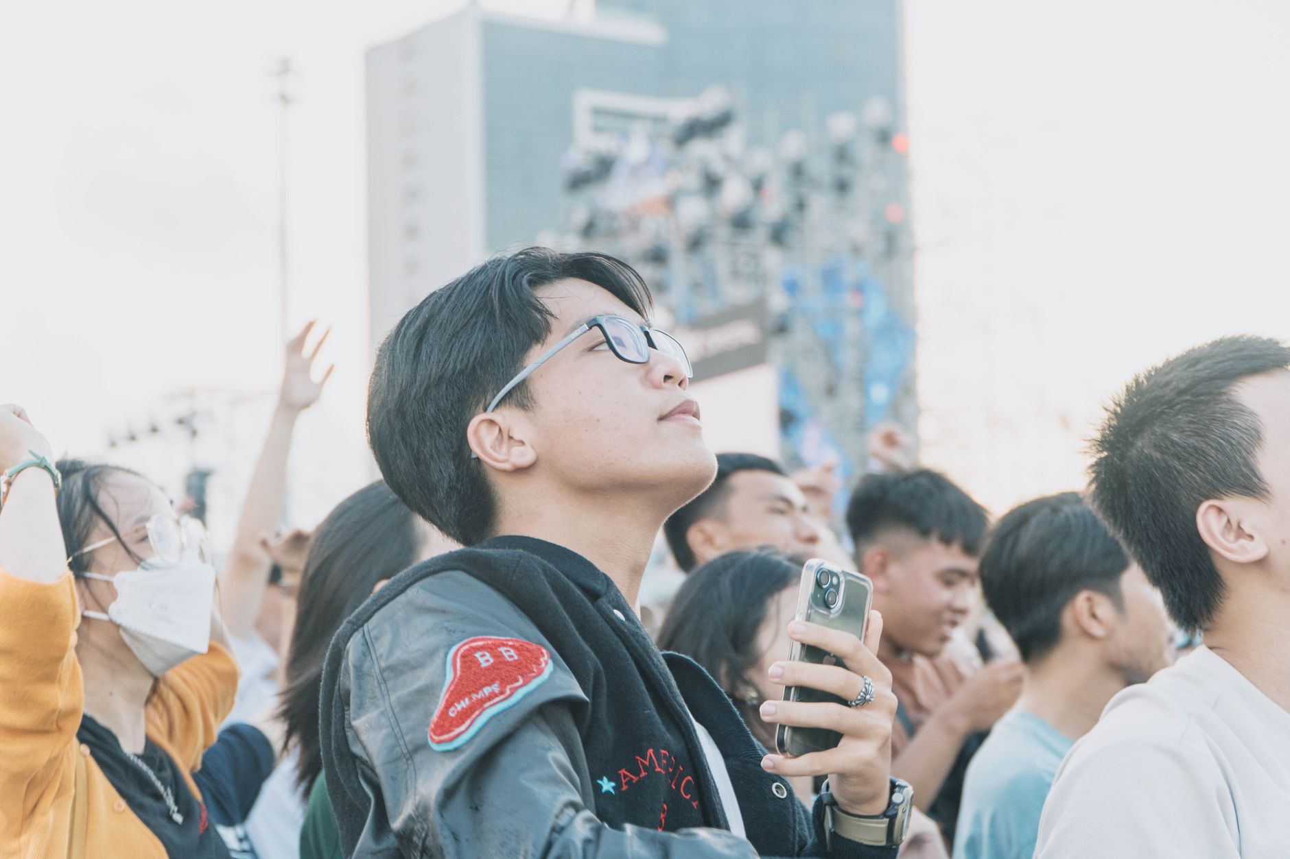 smartphone concert video watching (Photo: Quyn Phạm / Pexels)