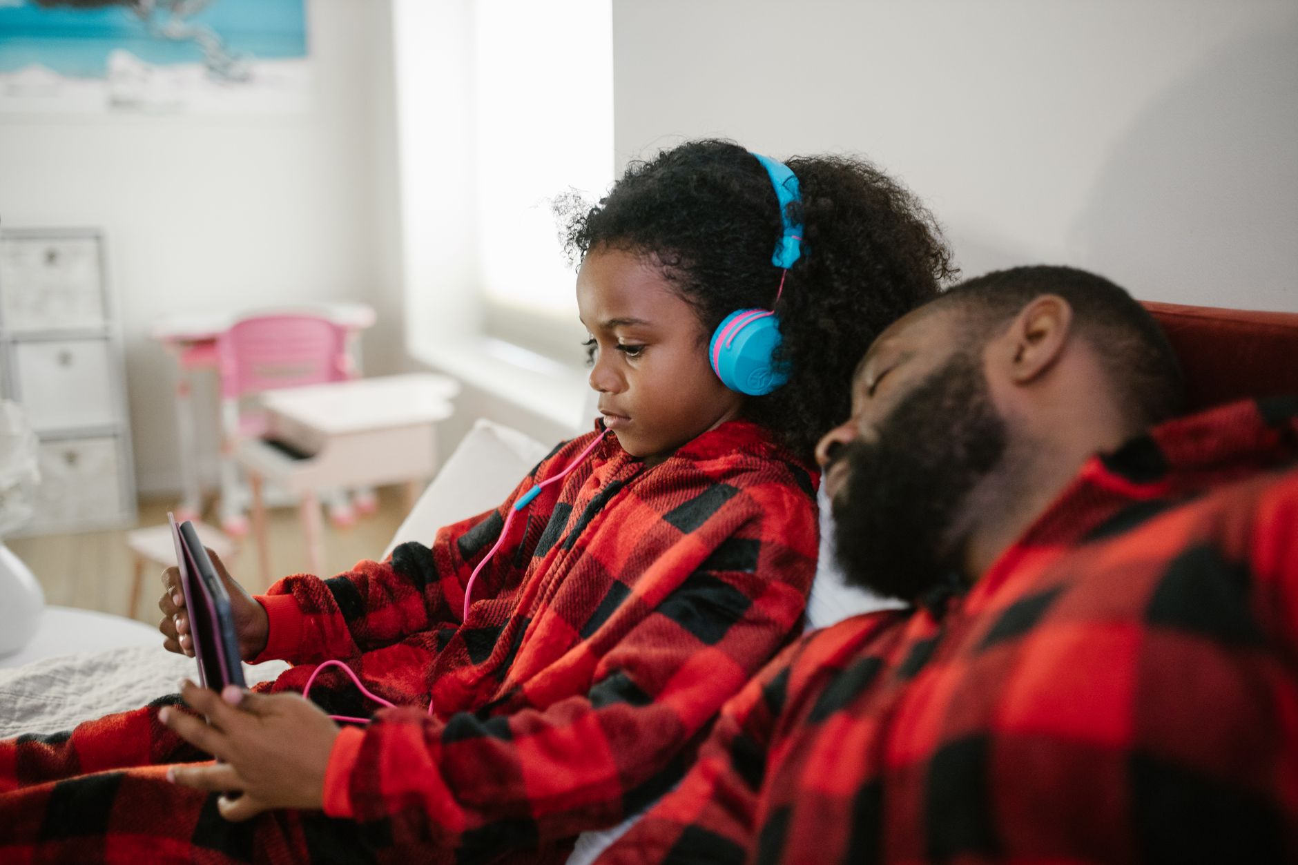 family listening music home (Photo: RDNE Stock project / Pexels)