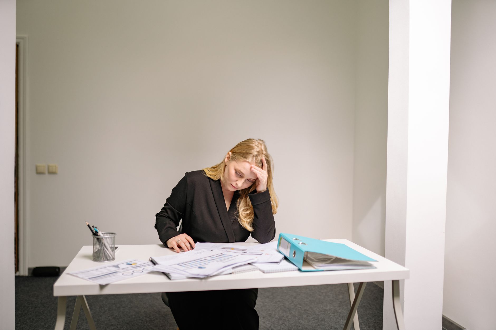 busy desk papers overwhelmed (Photo: Yan Krukau / Pexels)