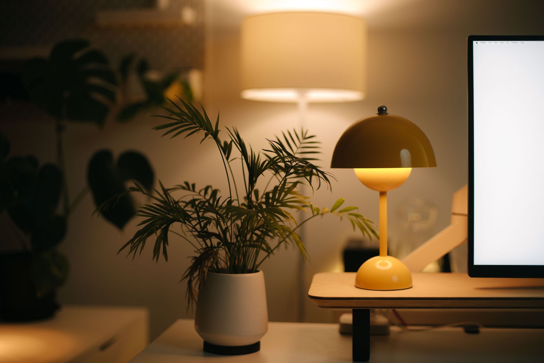 home studio warm light desk (Photo: Alpha En / Pexels)