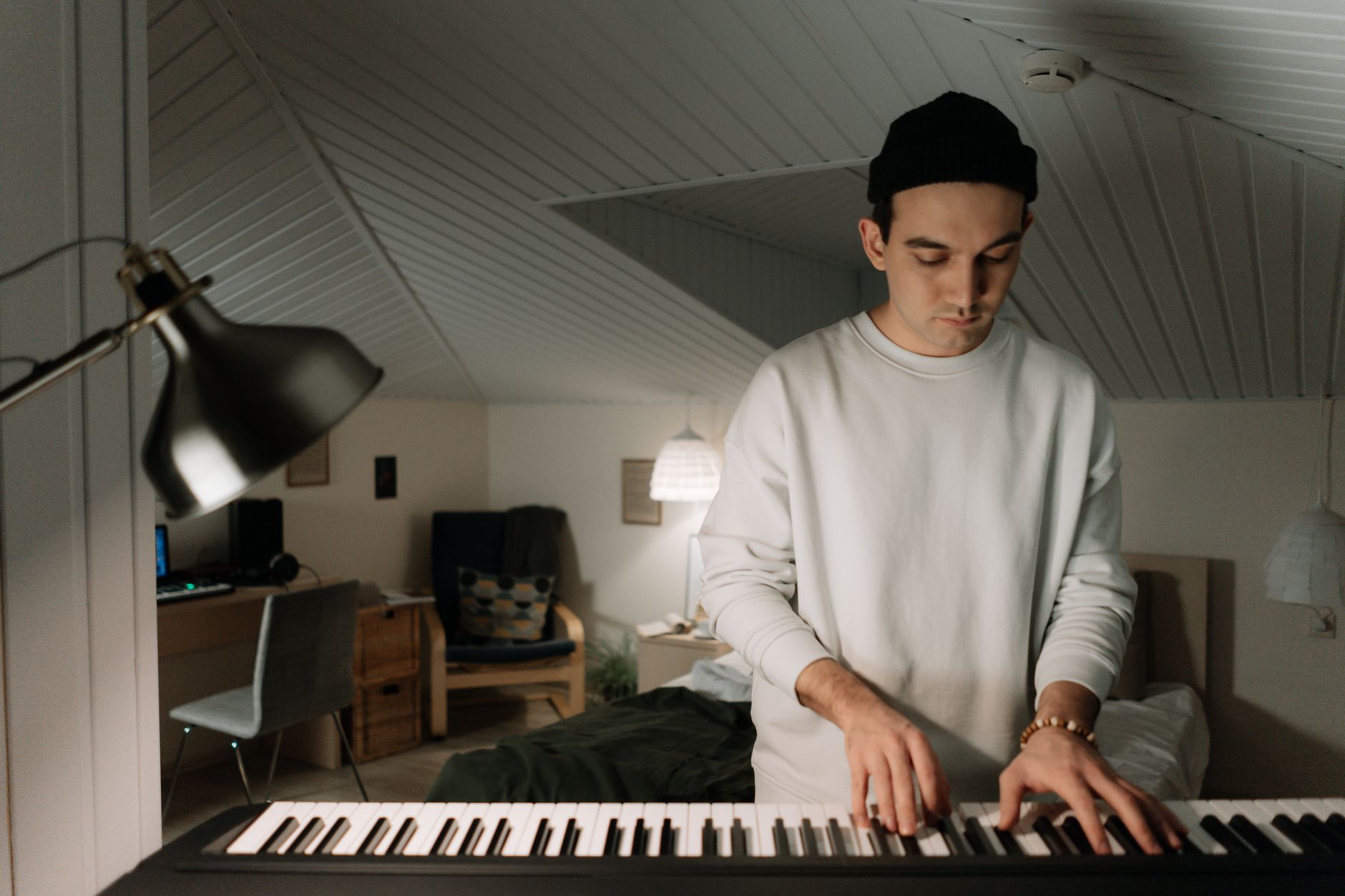 cozy bedroom music studio (Photo: cottonbro studio / Pexels)