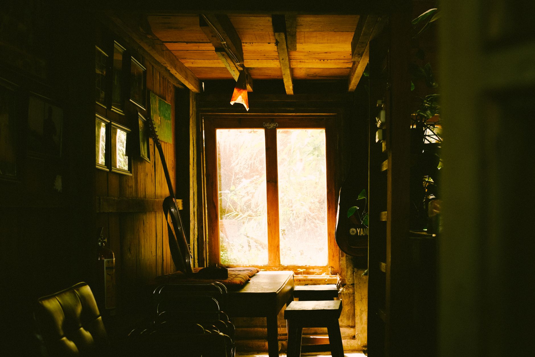 guitar warm room intimate light (Photo: Thanh Luu / Pexels)