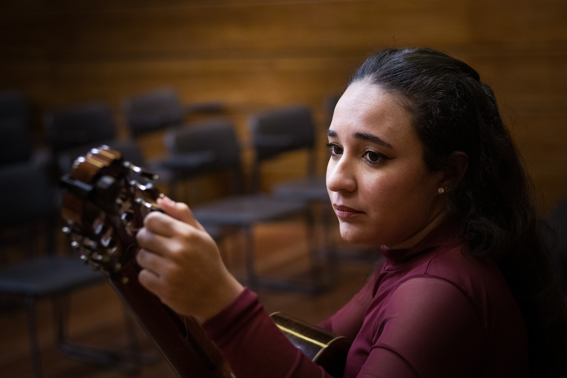 musician guitar warm light (Photo: Neil Yonamine / Pexels)