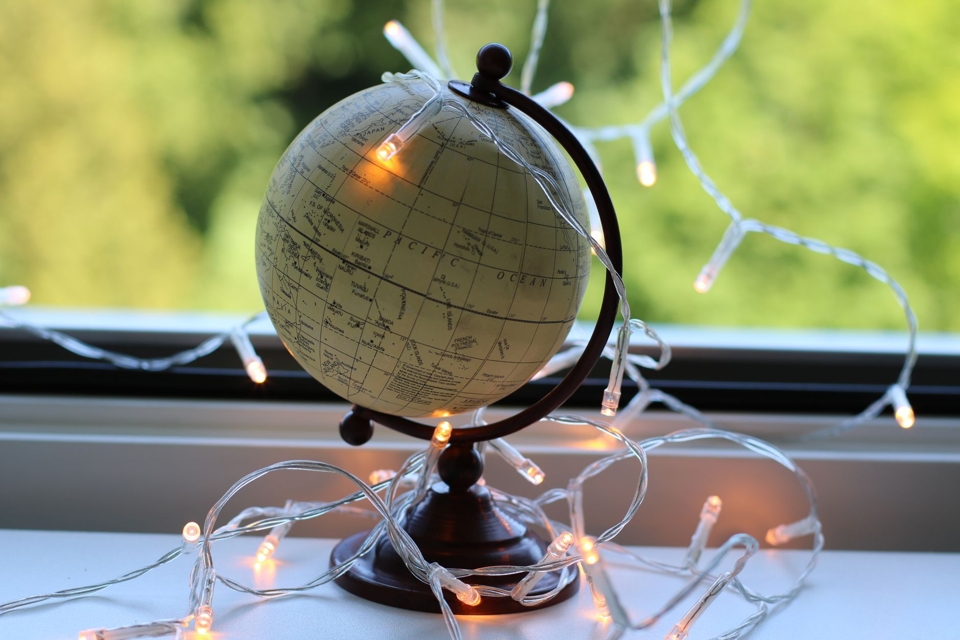 globe music warm light (Photo: Dzenina Lukac / Pexels)