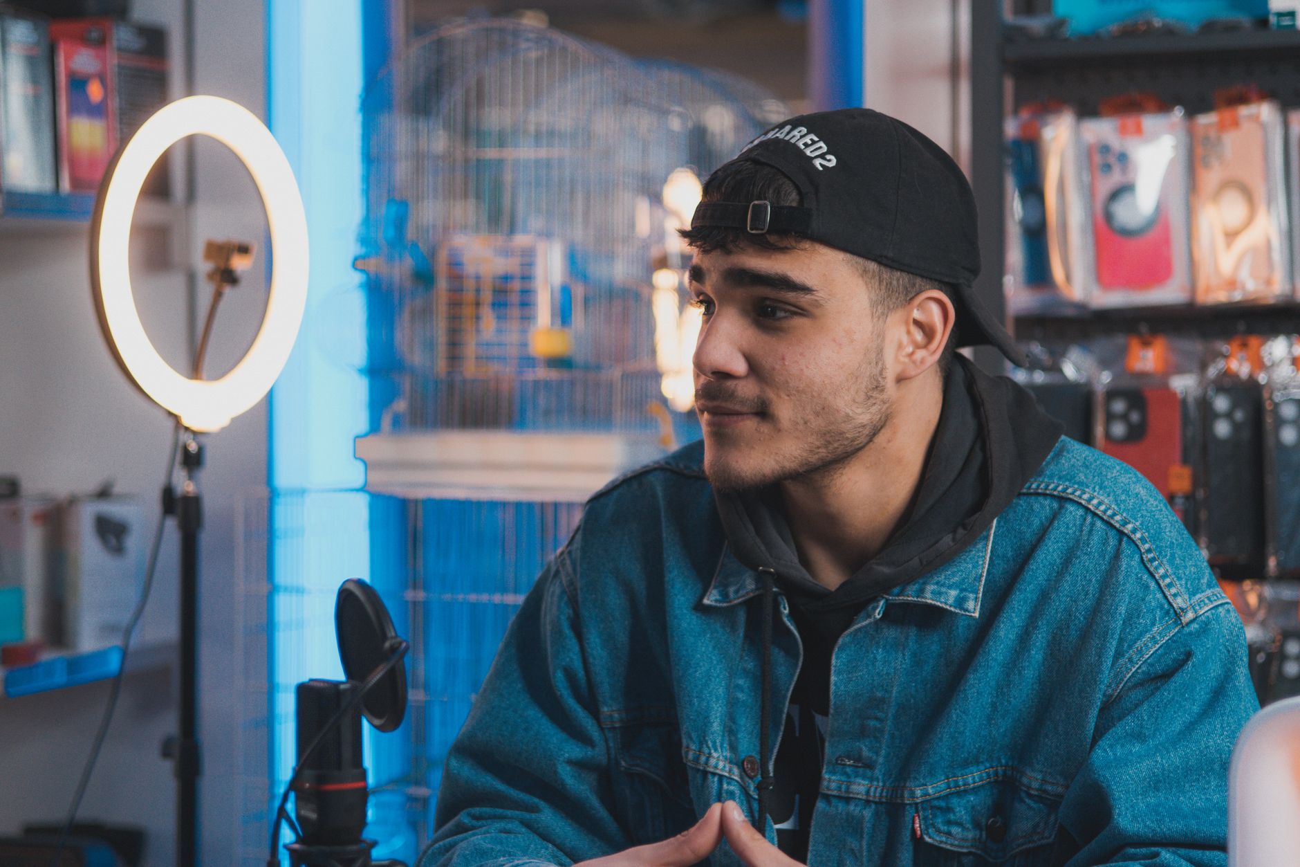 ring light microphone room (Photo: ahmed akeri / Pexels)