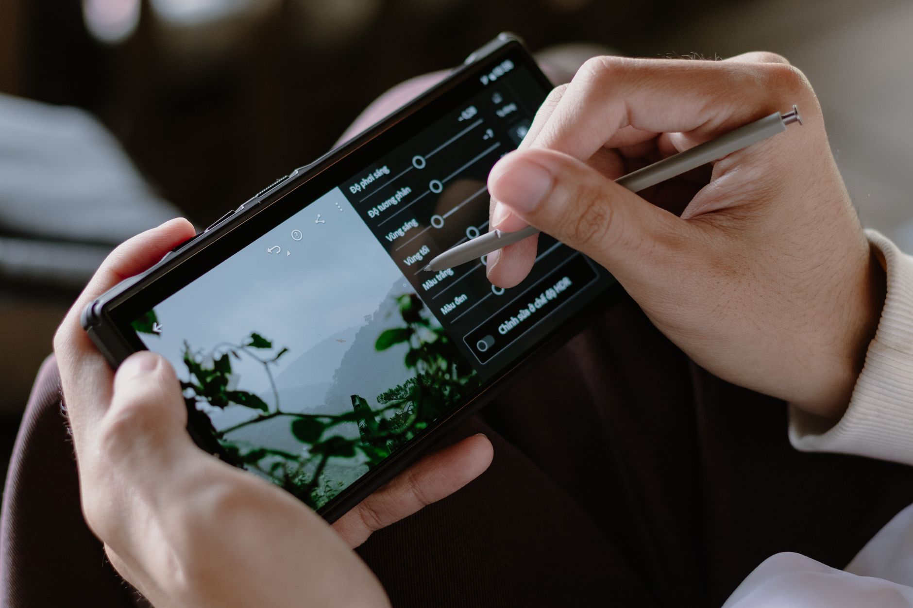 smartphone photo editing hands (Photo: finn  foto / Pexels)