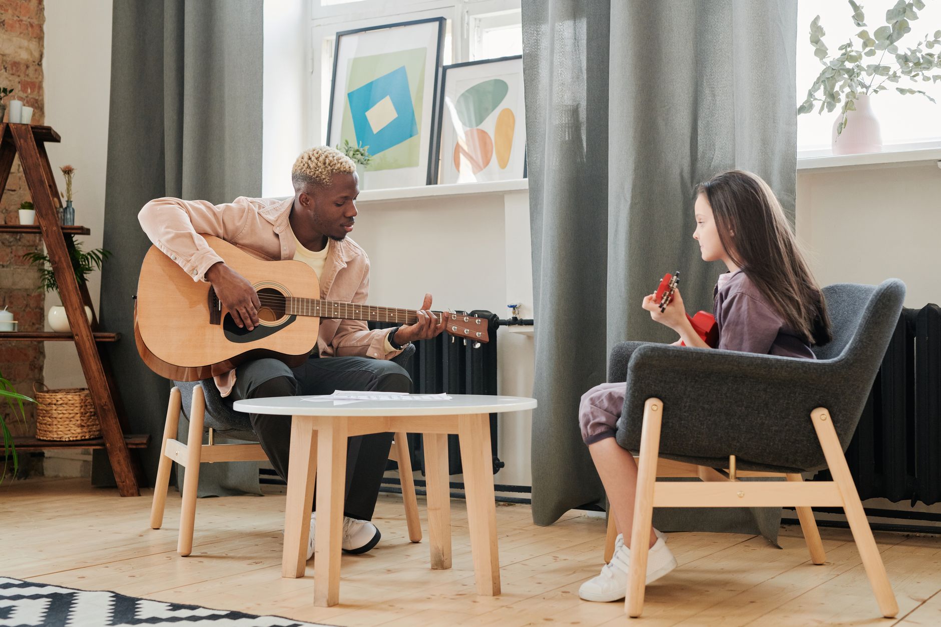 acoustic guitar sunlit room (Photo: Boris Pavlikovsky / Pexels)
